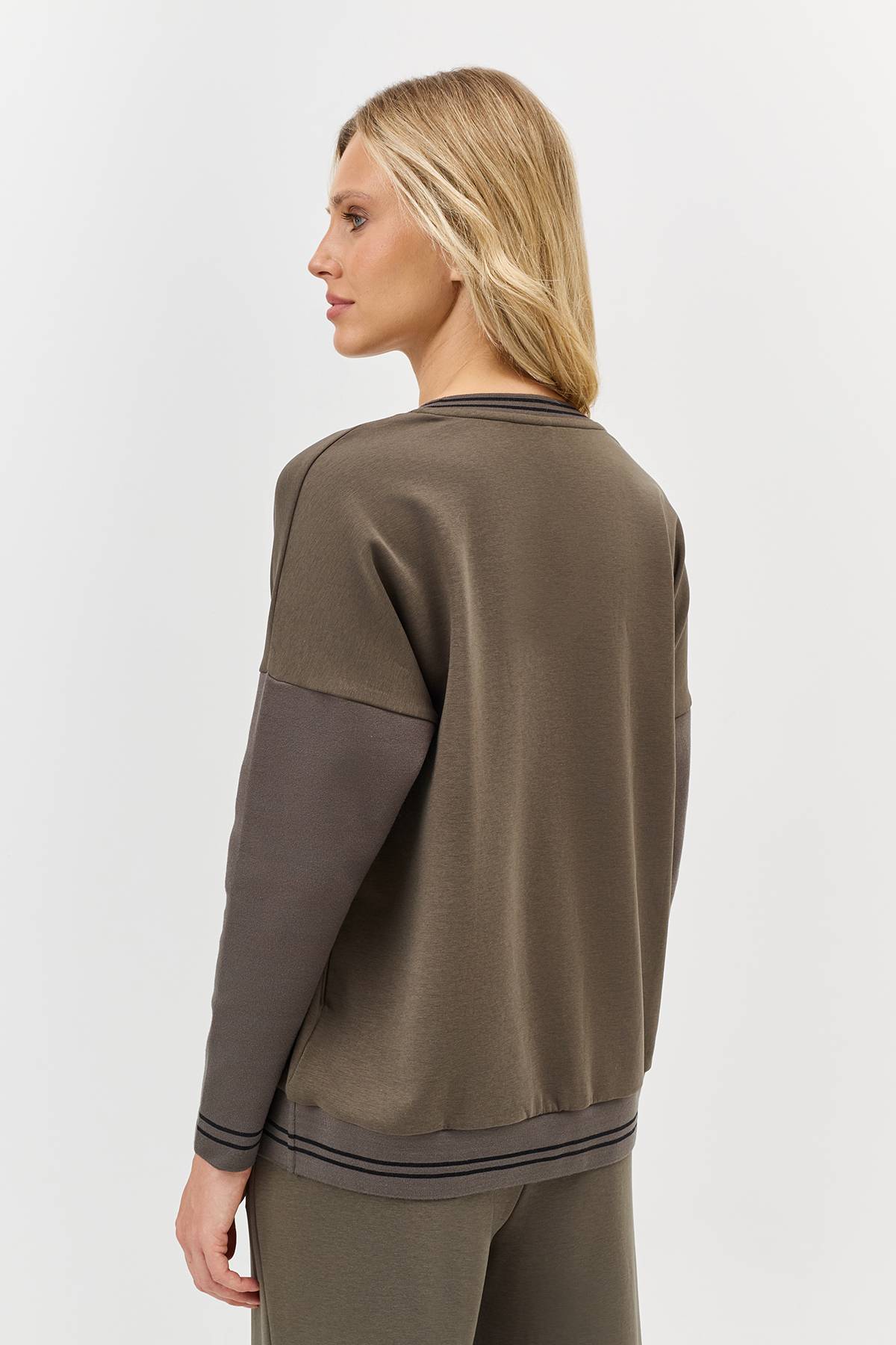 Лимитированная серия свитшот из модала с V-образным вырезом и палантином, 44