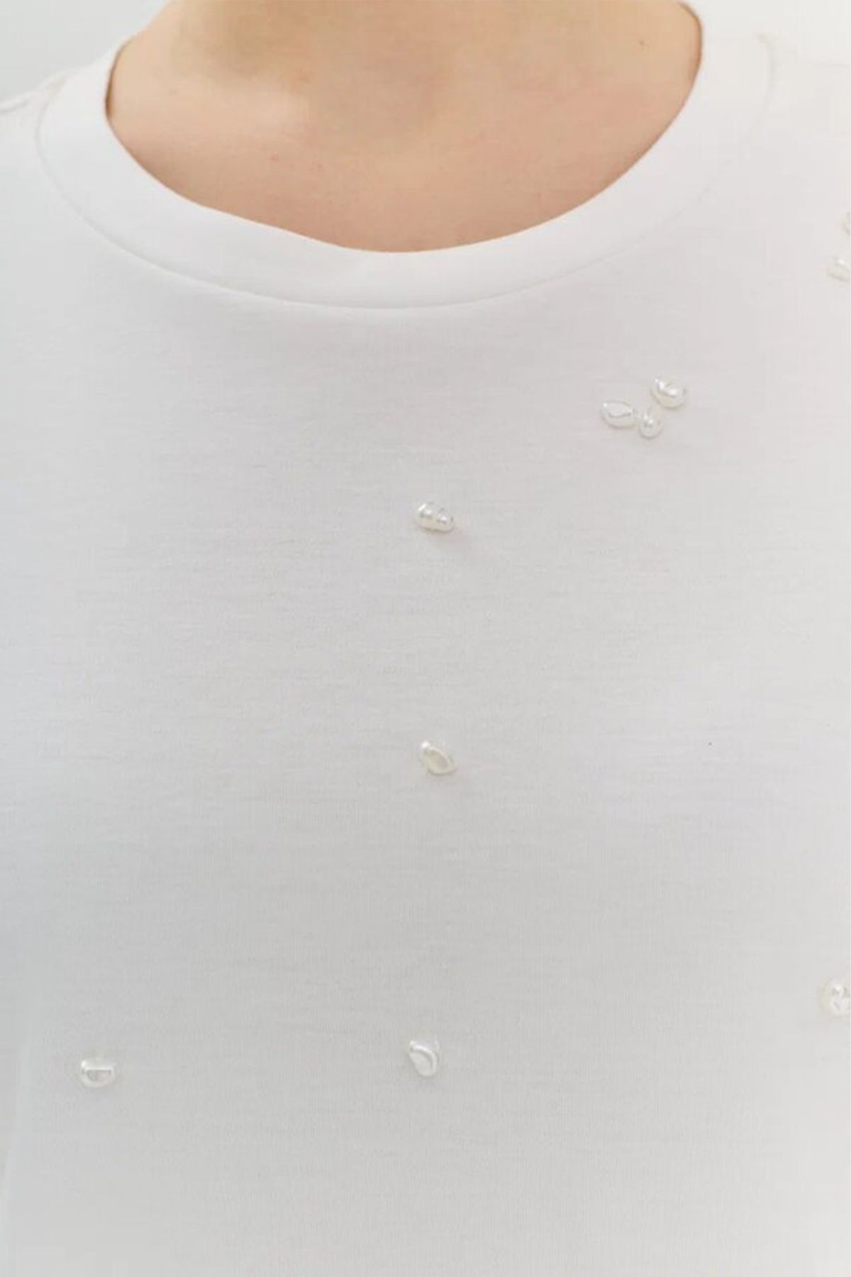 Футболка белого цвета с декоративными бусинами, 42р