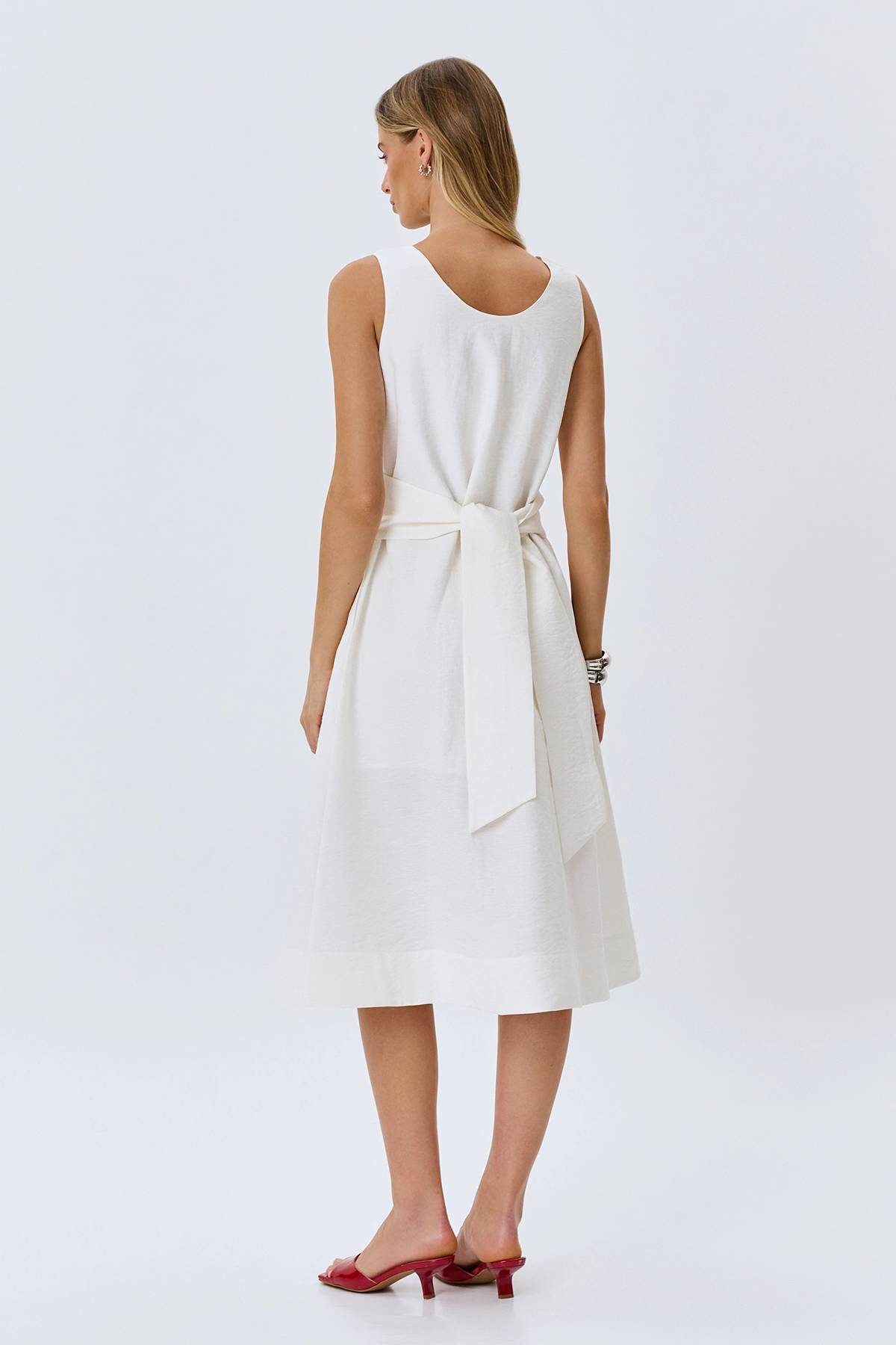 Свободное платье с поясом в белом цвете, 52