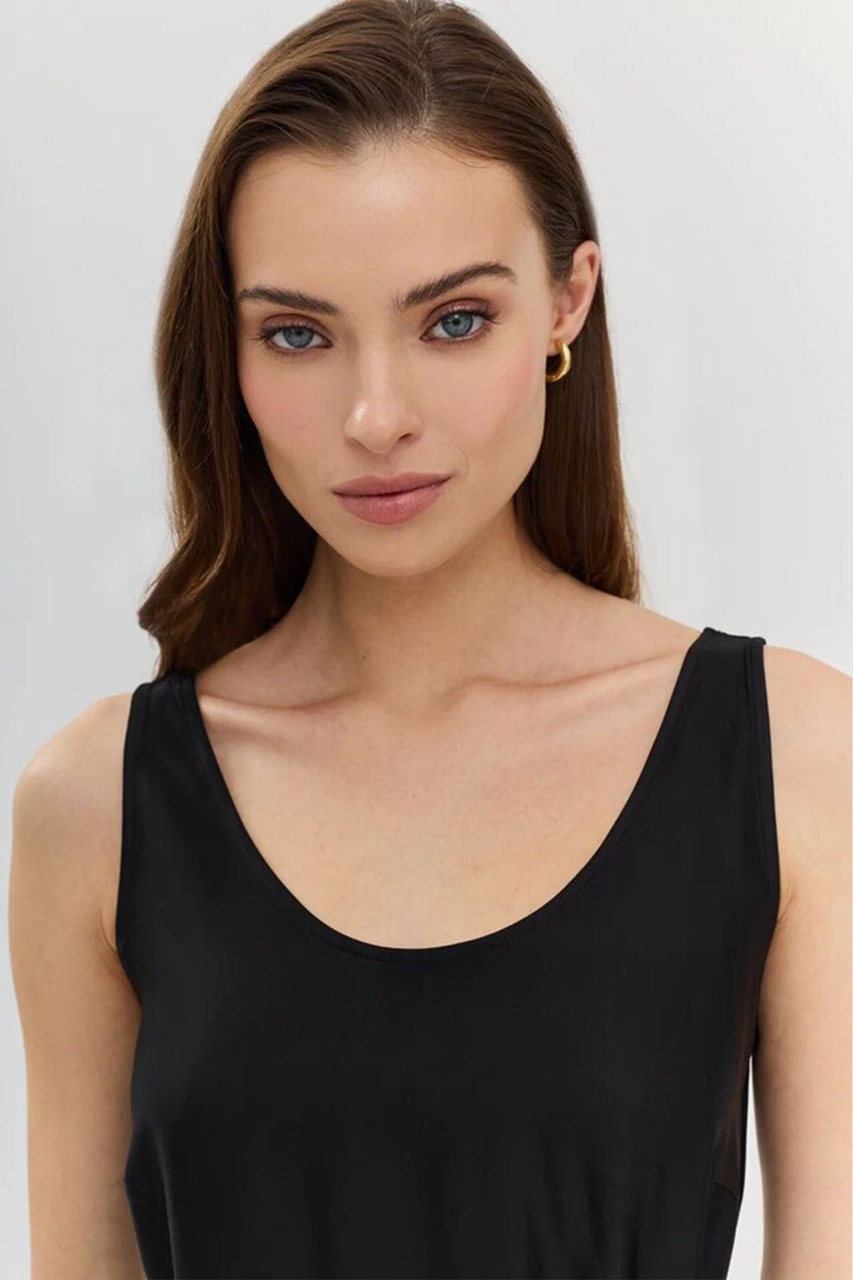 Классическое платье прямого кроя с круглым вырезом горловины, 40р