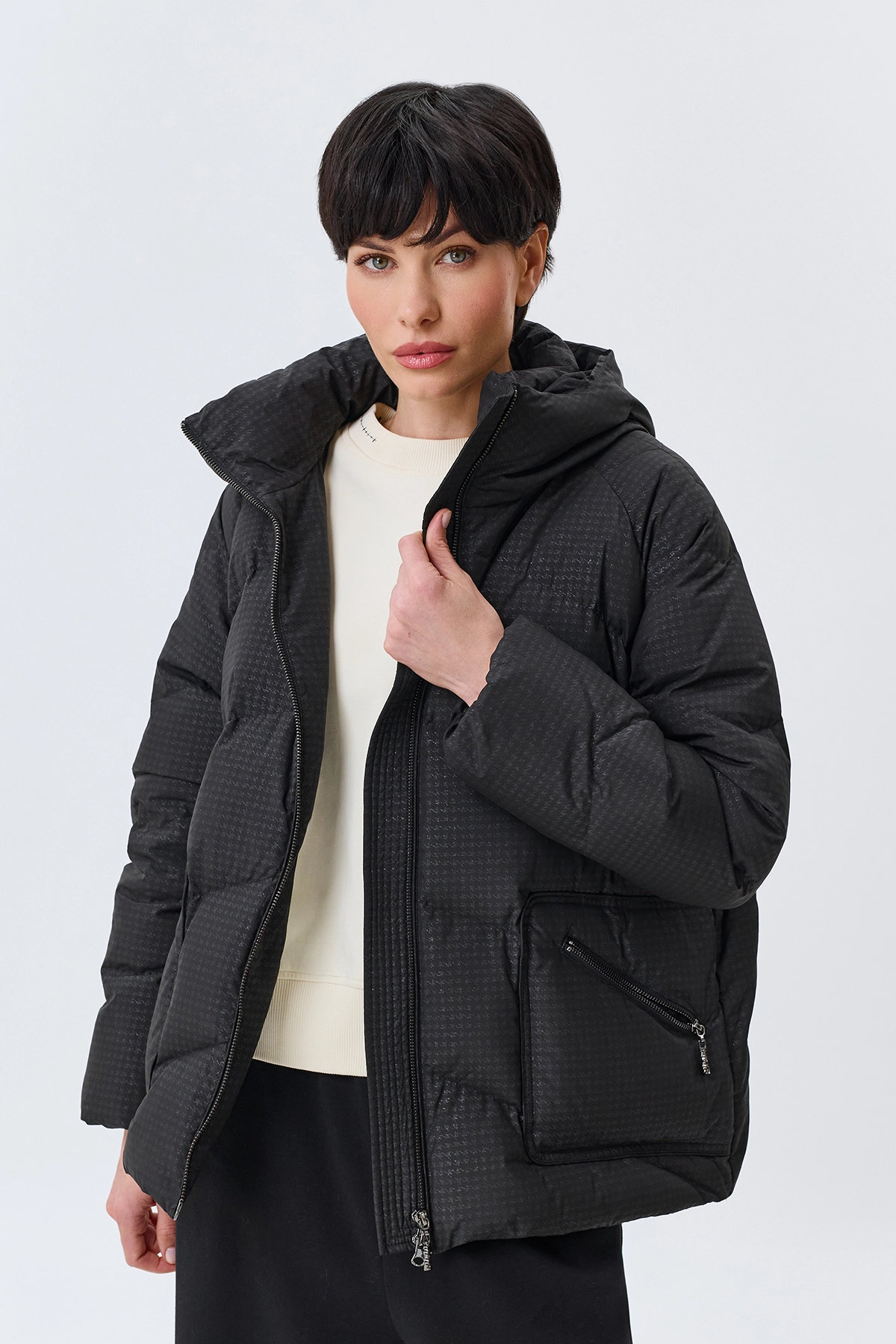 Oversize пуховик черный с деликатным блеском, 46