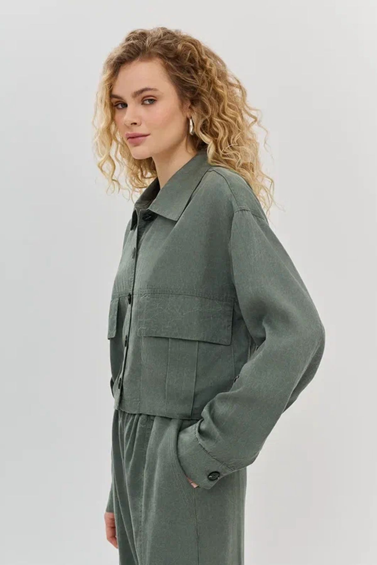 Укороченная блузка с отложным воротником, 48р