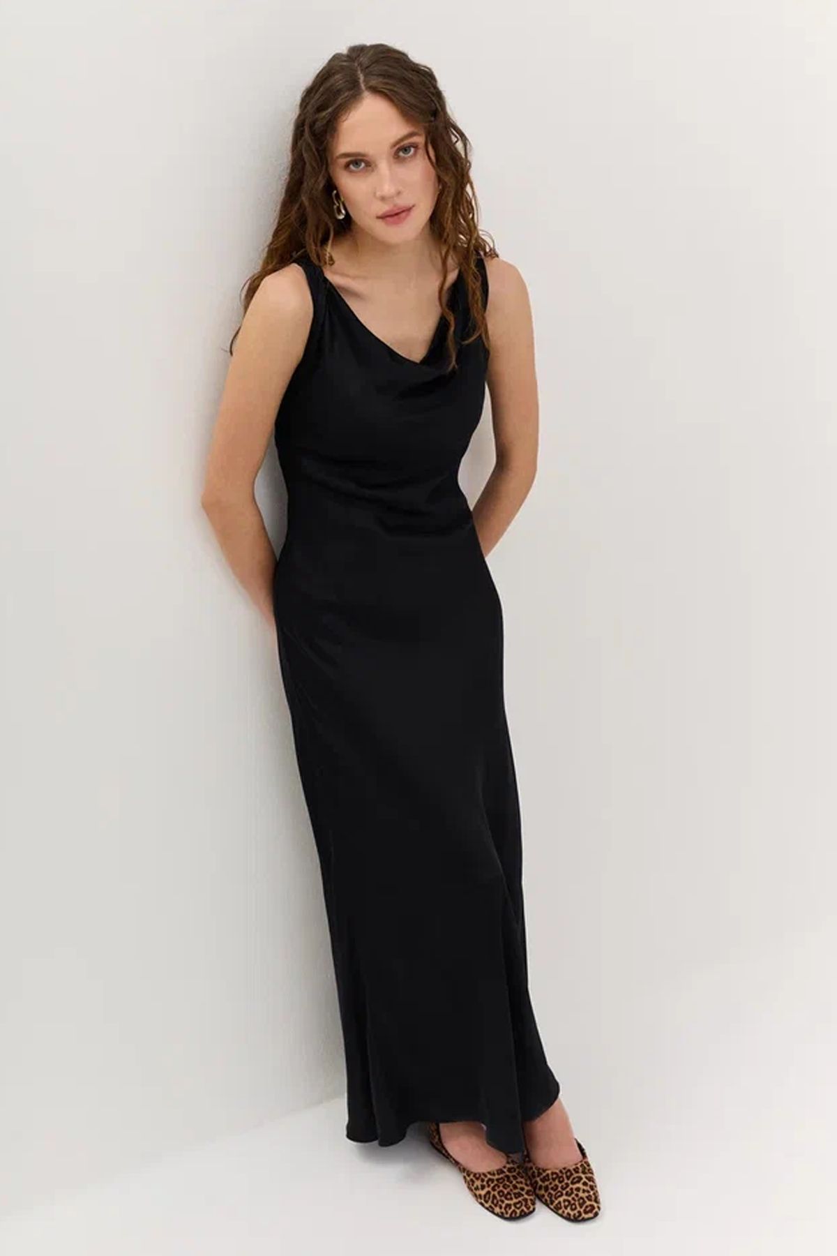 Приталенное платье миди в чёрном цвете, 46р