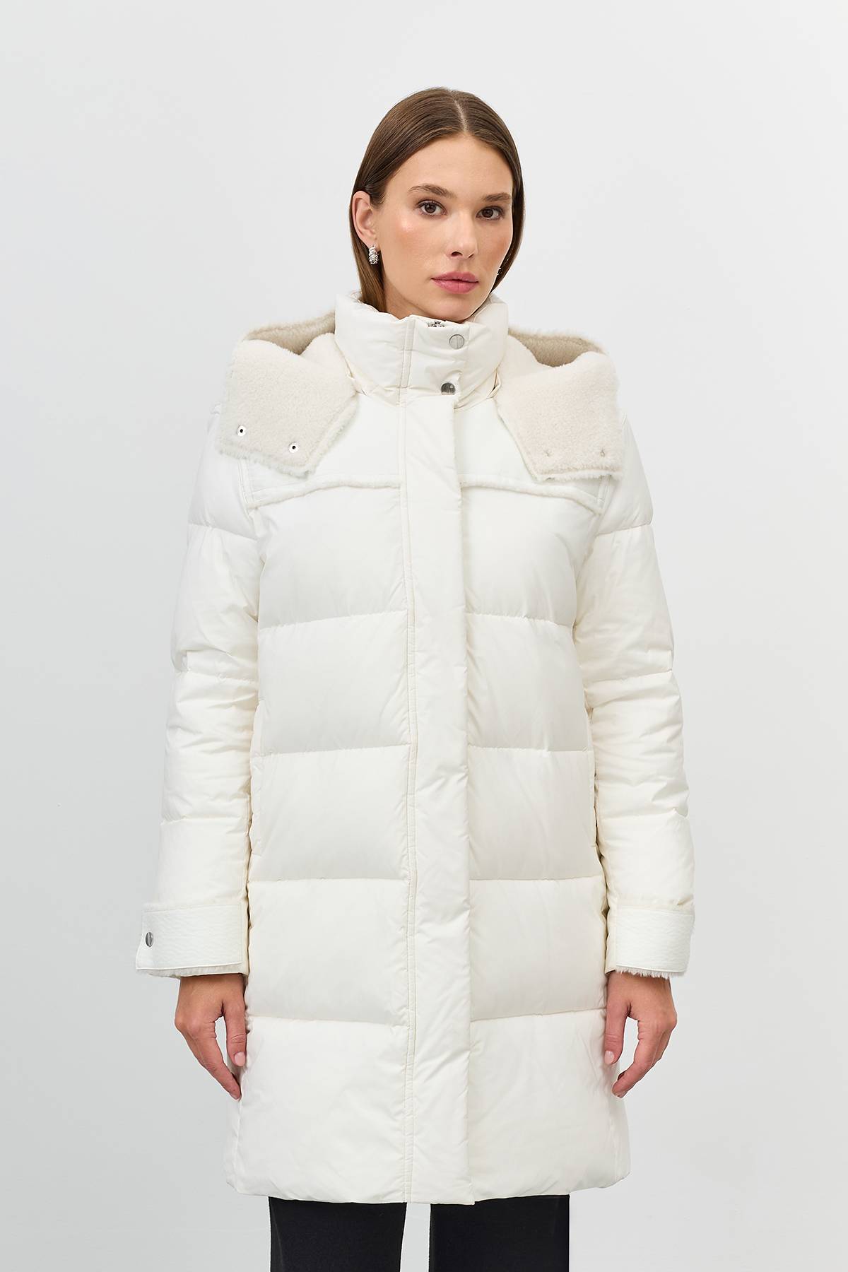 Лимитированная серия пальто с капюшоном из искусственной овчины с палантином, 50