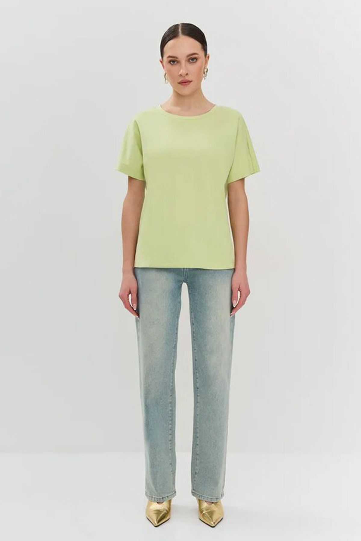 Футболка с лаконичной брендированной вышивкой, 42р