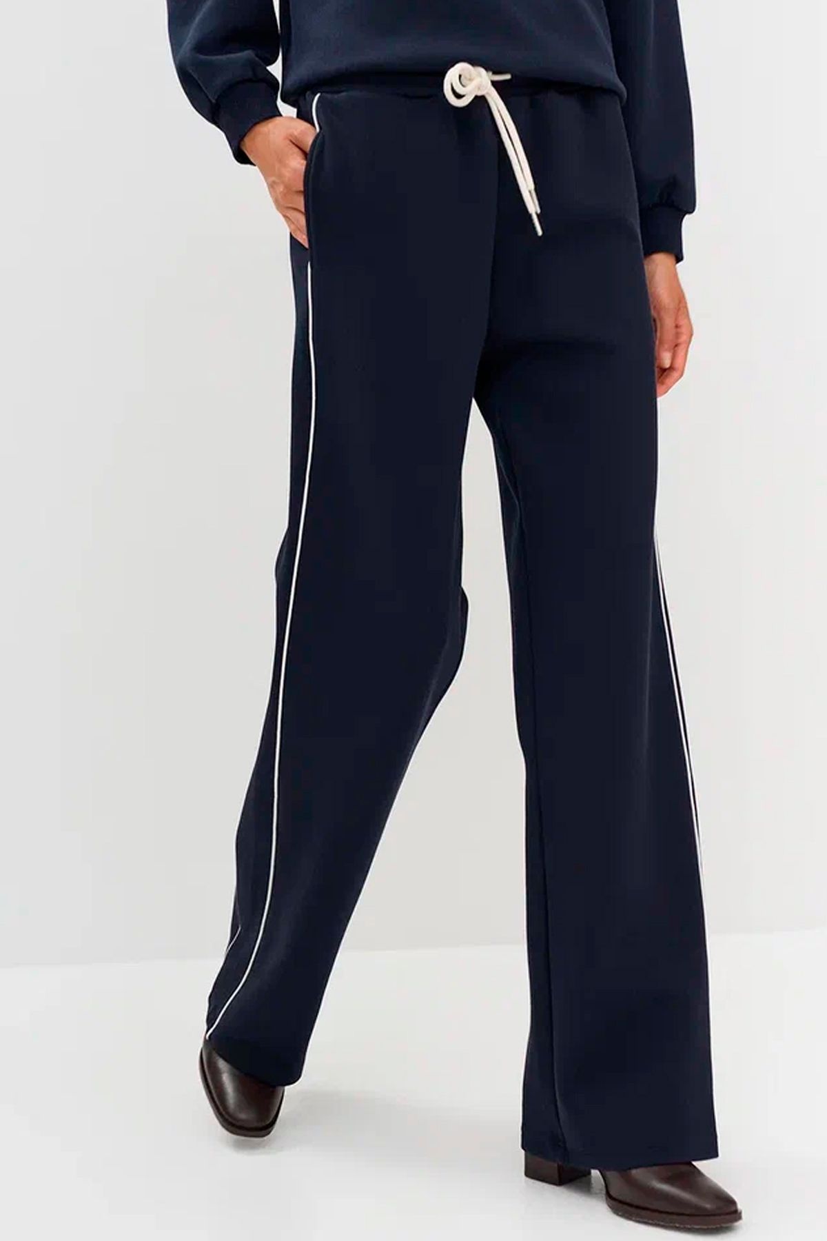 Трикотажные брюки с лампасами, 40р