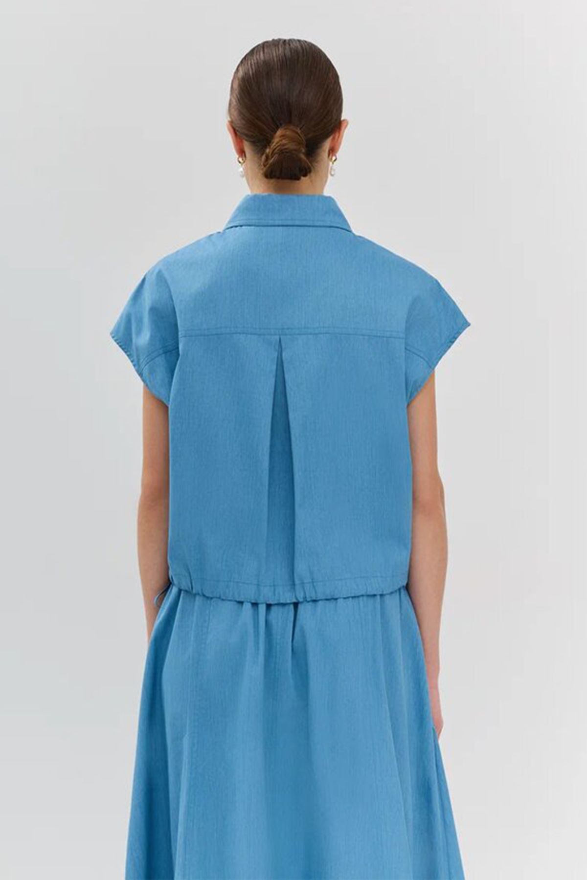 Укороченная блузка голубого цвета с контрастными пуговицами, 44р