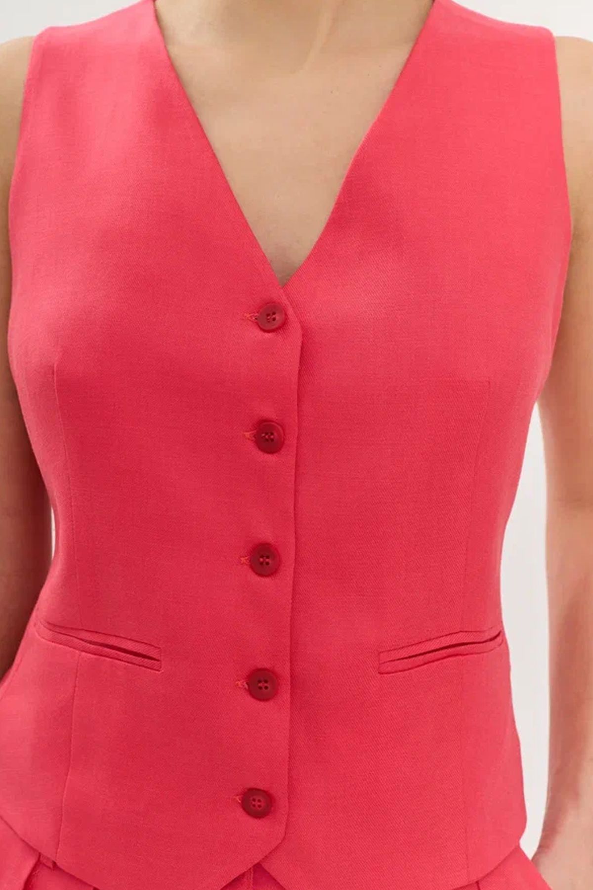 Яркая жилетка на пуговицах, 50р