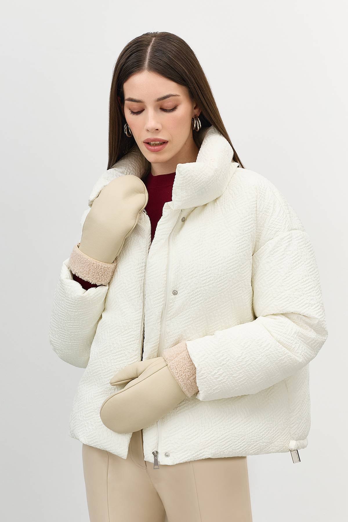 Лимитированная серия объемная куртка из фактурной ткани с палантином, 42