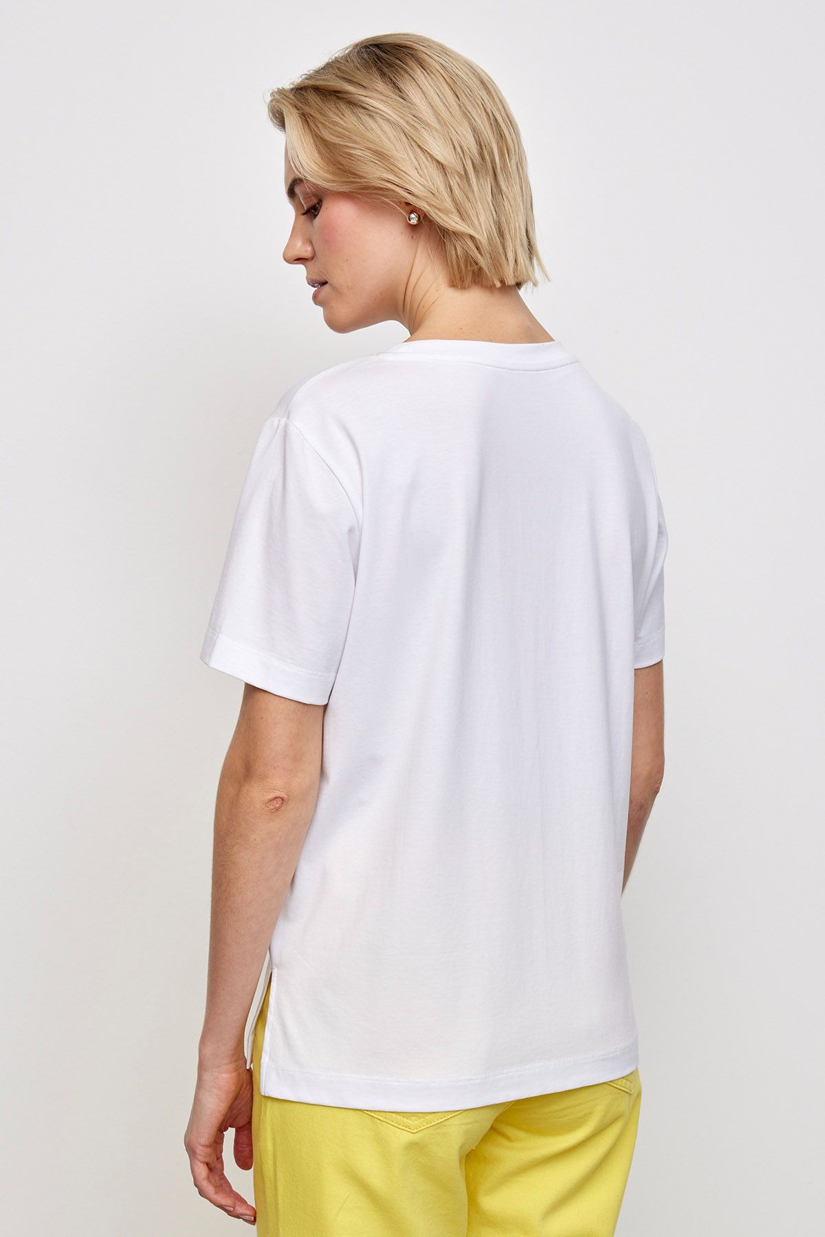 Футболка белого цвета с принтом на полочке, 50р