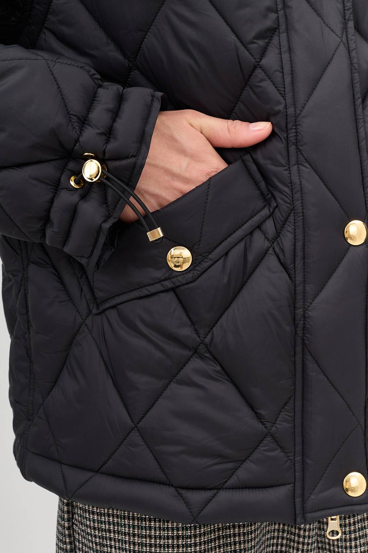 Лимитированная серия куртка с акцентной фурнитурой в черном цвете с  палантином, 38