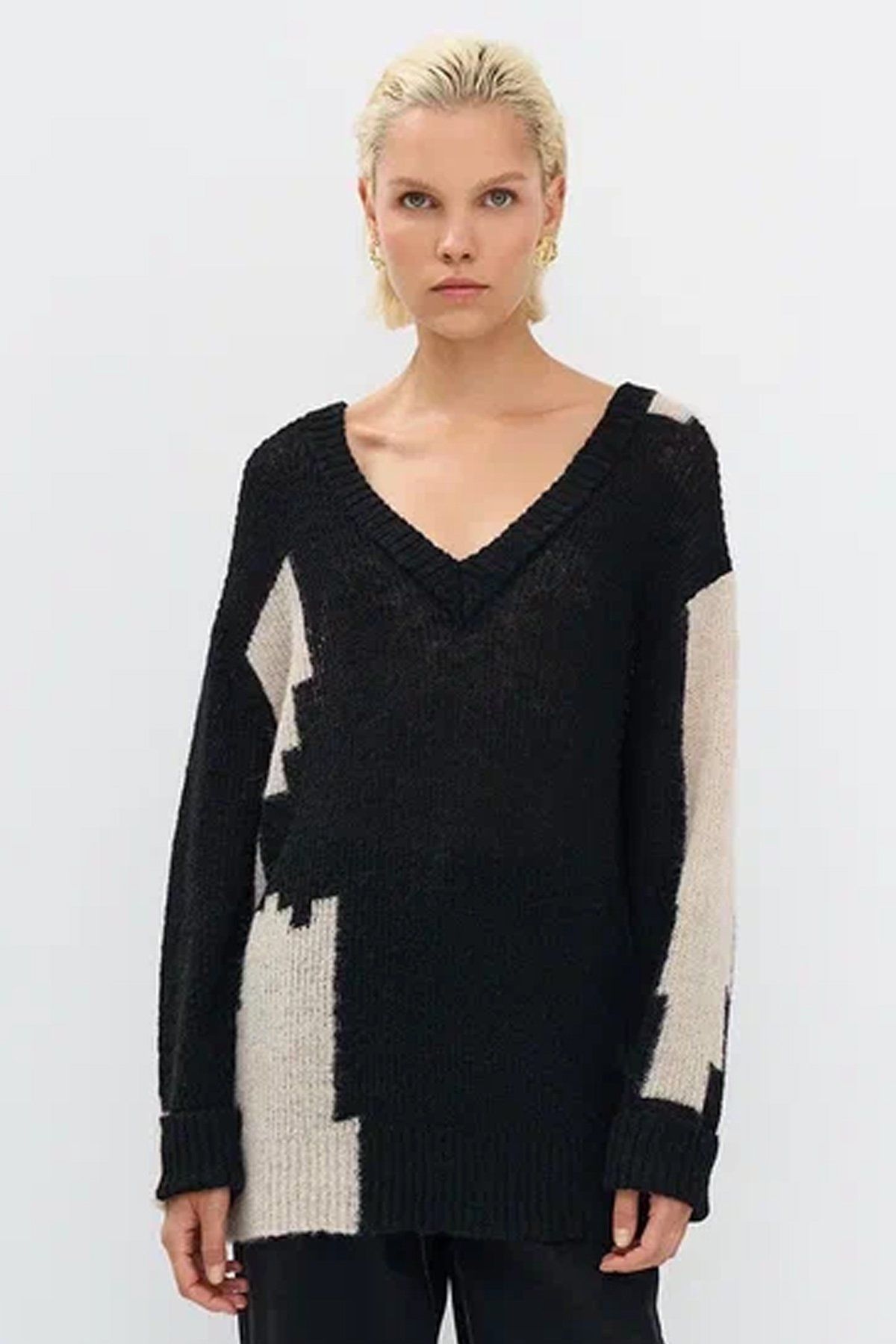 Удлинённый джемпер с интарсией в стиле "color block", 40р