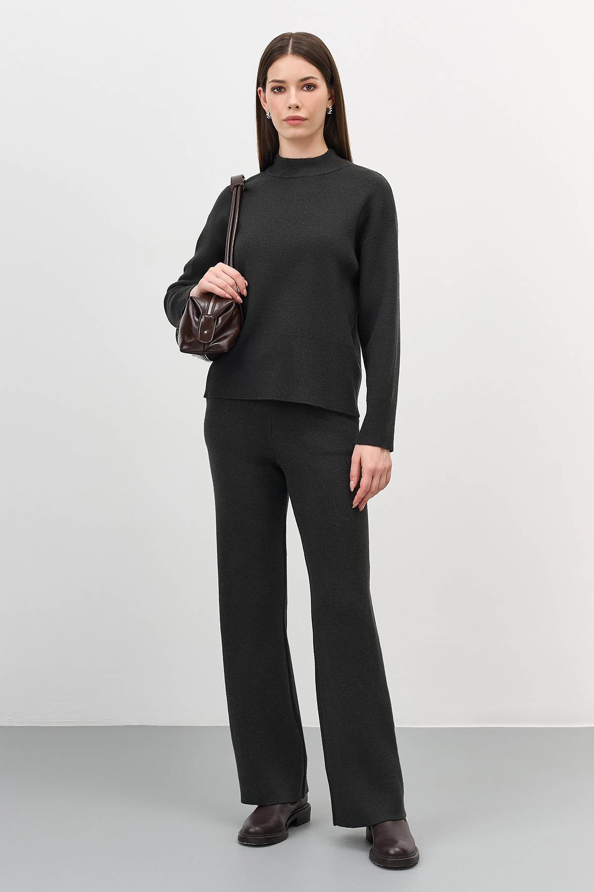 Темный свободный свитер с шерстью, 42