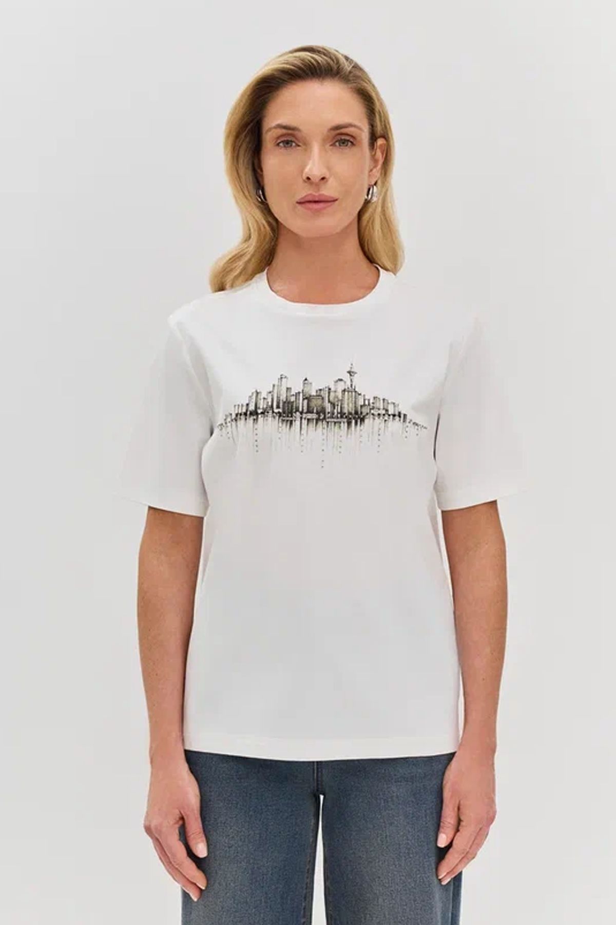 Футболка с принтом и стразами на полочке, 42р