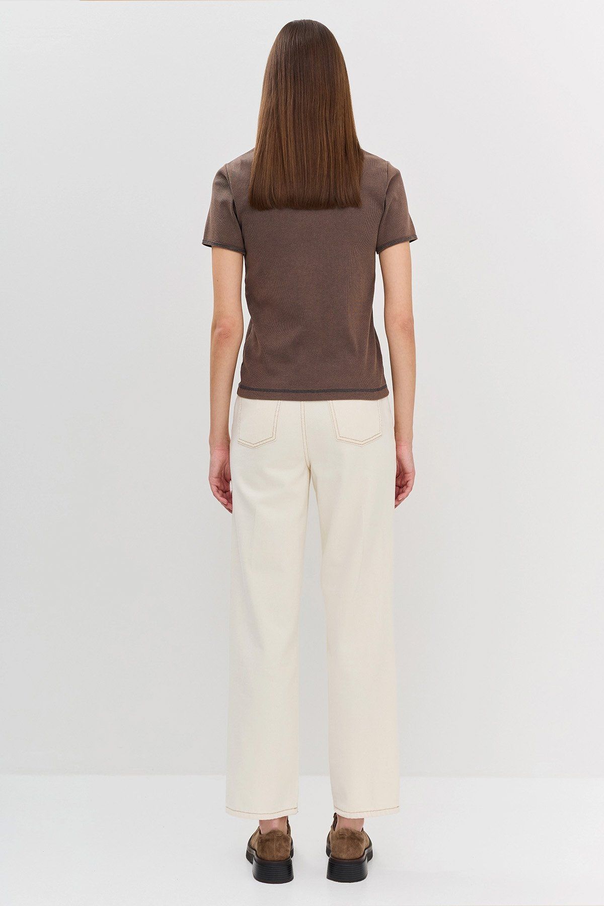 Прямые джинсы с контрастной строчкой и декоративными молниями, 40р