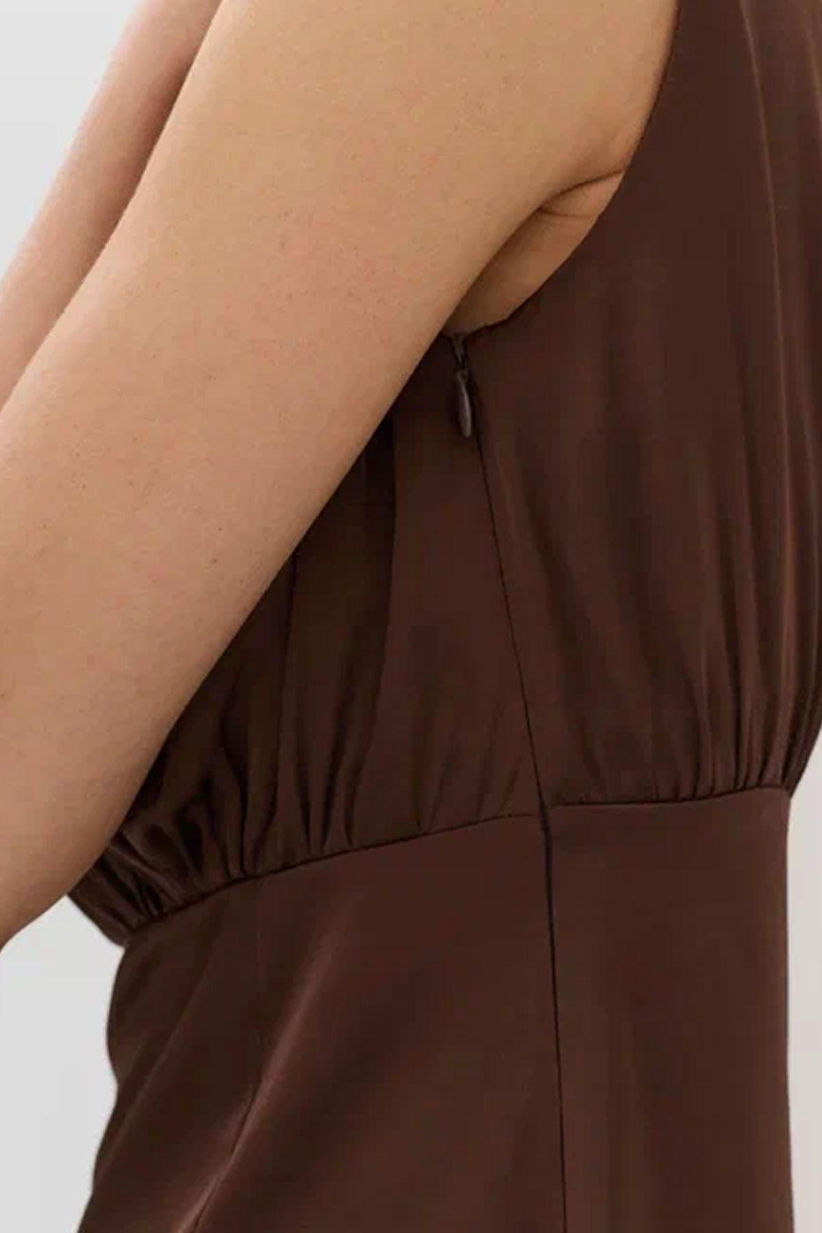 Элегантное платье со сборкой по талии в коричневом цвете, 44р