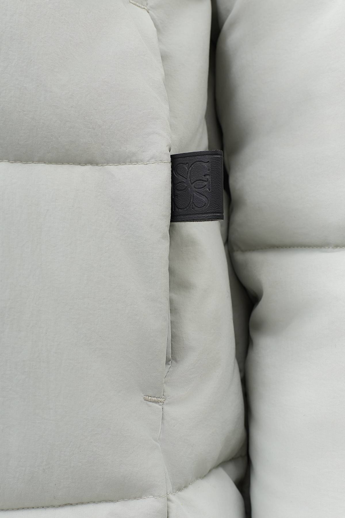 Лимитированная серия стеганое пальто с контрастной фурнитурой с палантином, 40