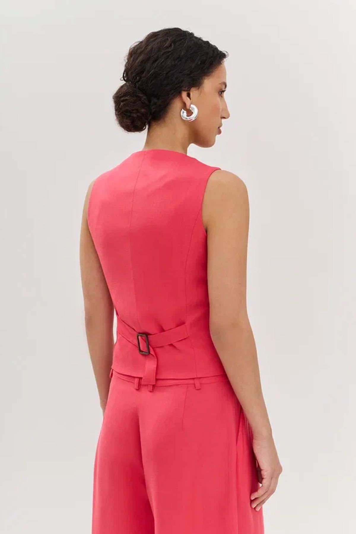 Яркая жилетка на пуговицах, 50р