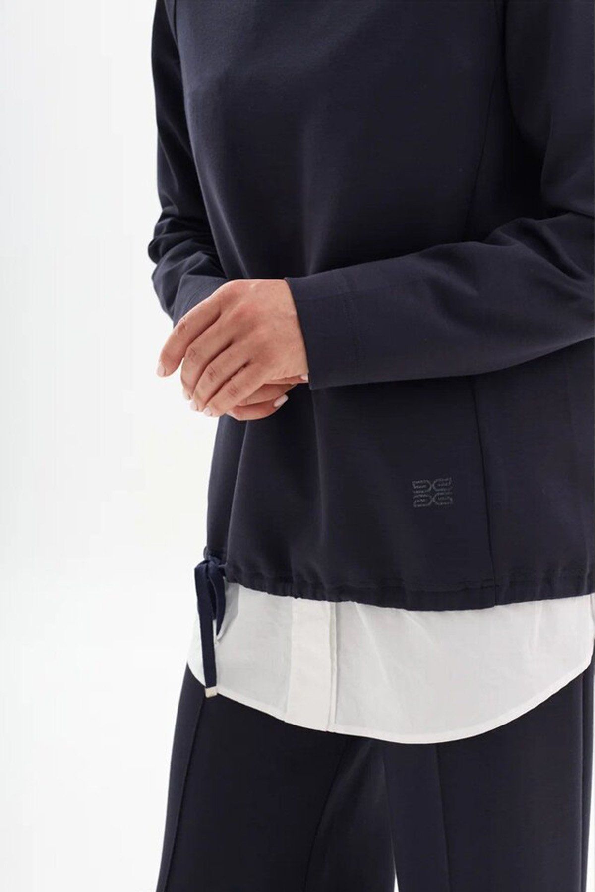 Джемпер с минималистичной вышивкой в синем цвете, 44р