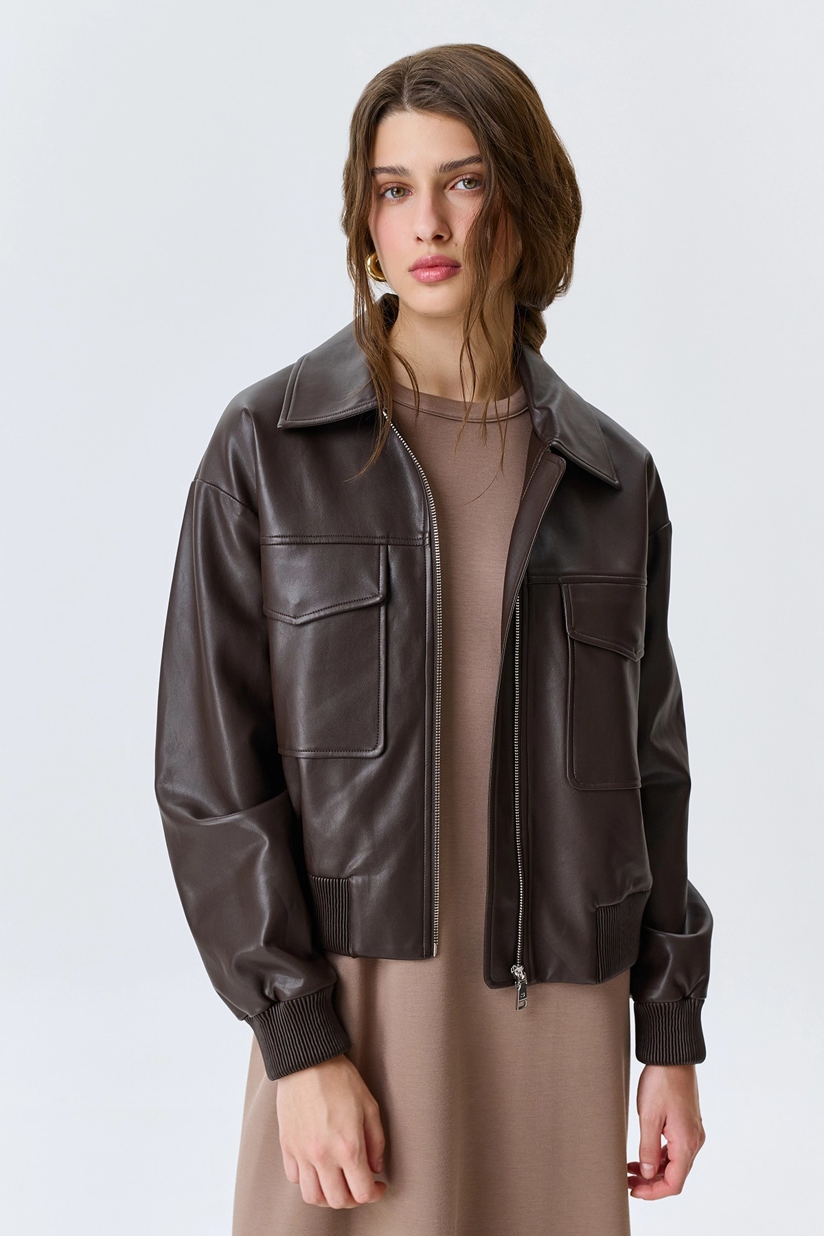 Бомбер из эко кожи с накладными карманами, 50