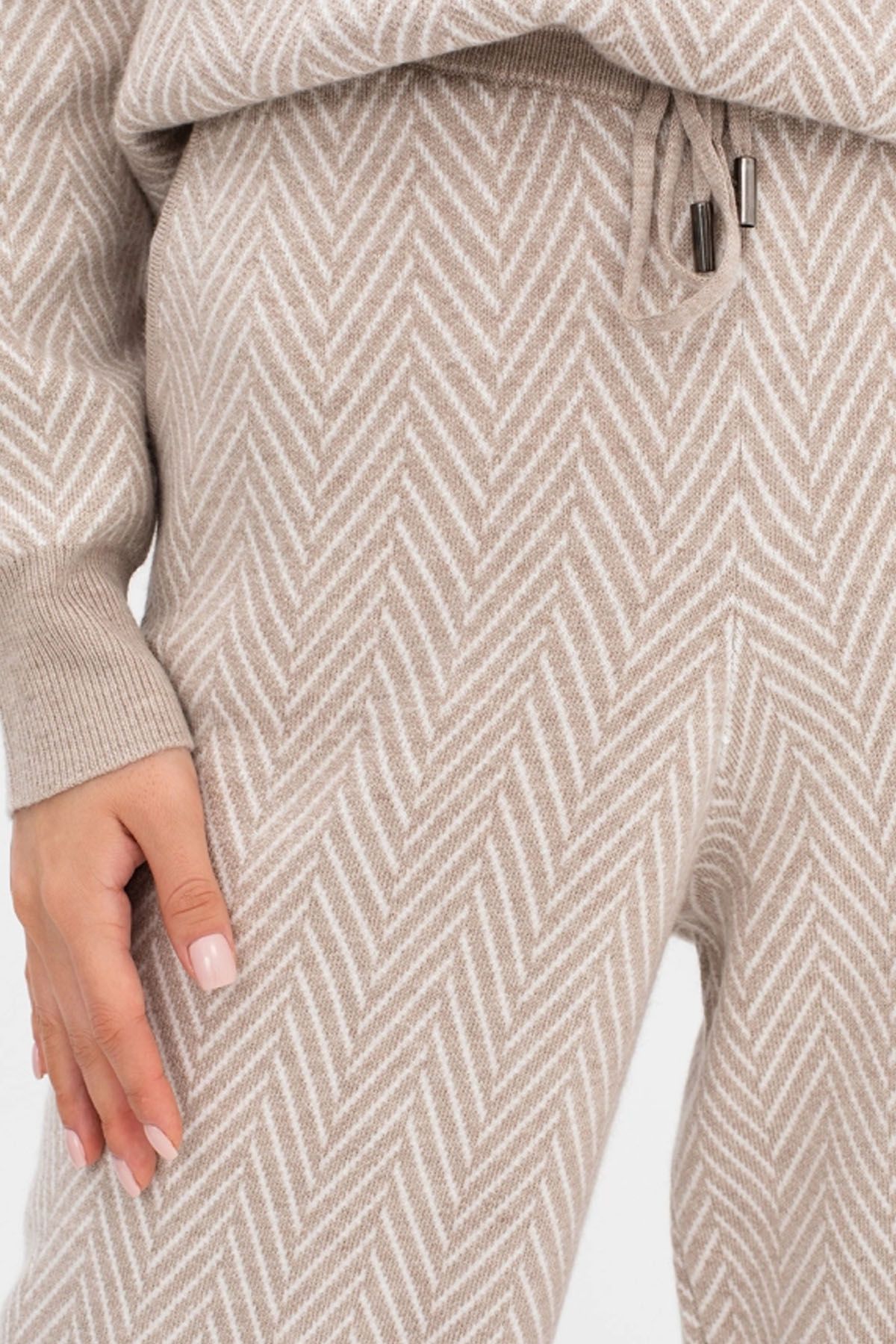 Брюки прямого силуэта с карманами. 42р