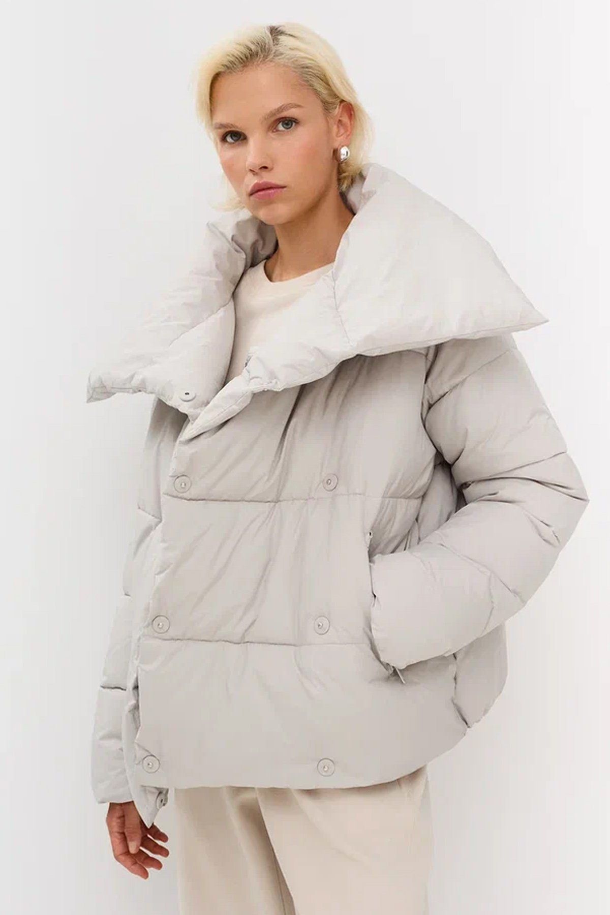 Куртка с объемным воротником в светло-сером цвете, 46р