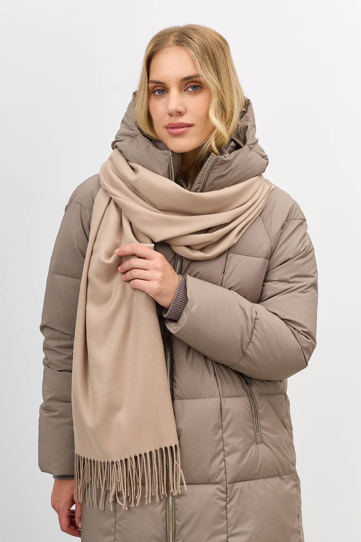 Лимитированная серия Бежевое теплое пальто с квадратной стежкойс палантином, 42