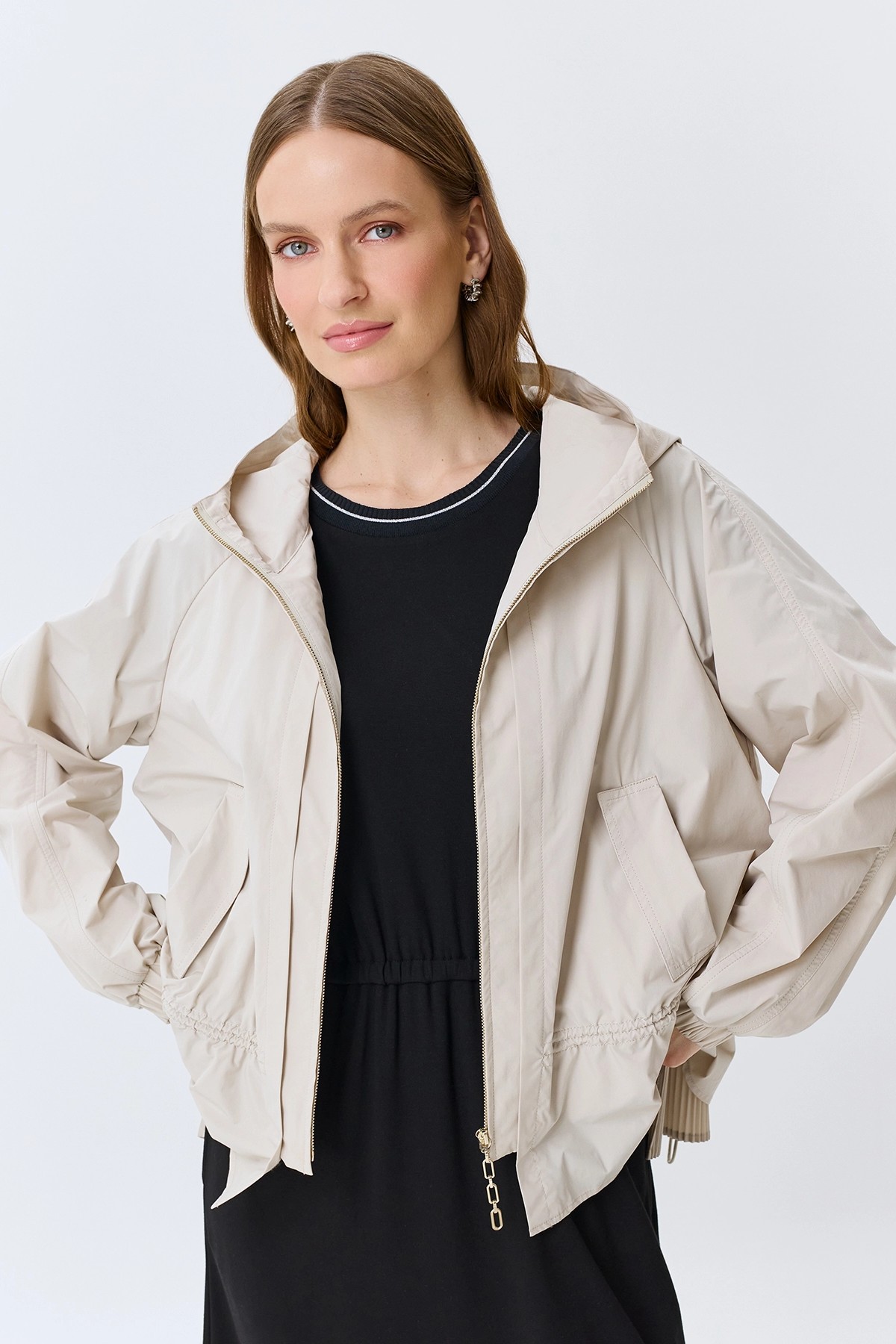 Легкая ветровка с капюшоном, 44