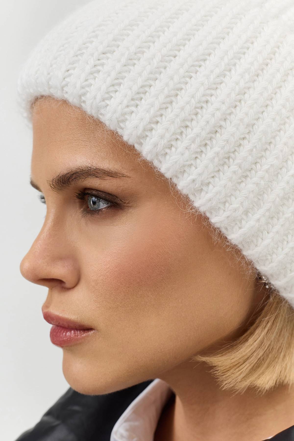 Белая базовая шапка бини в рубчик, One