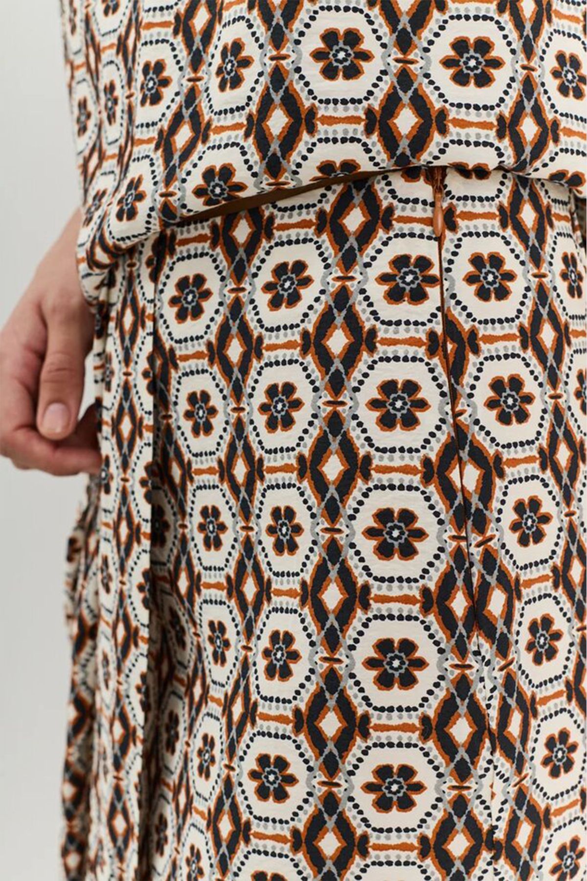 Юбка миди с абстрактным принтом, 52р