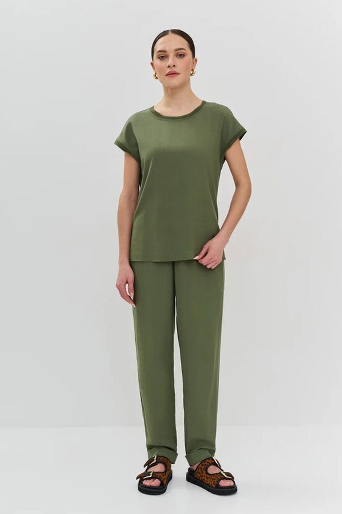 Блузка оливкового цвета со спущенным коротким рукавом, 42р