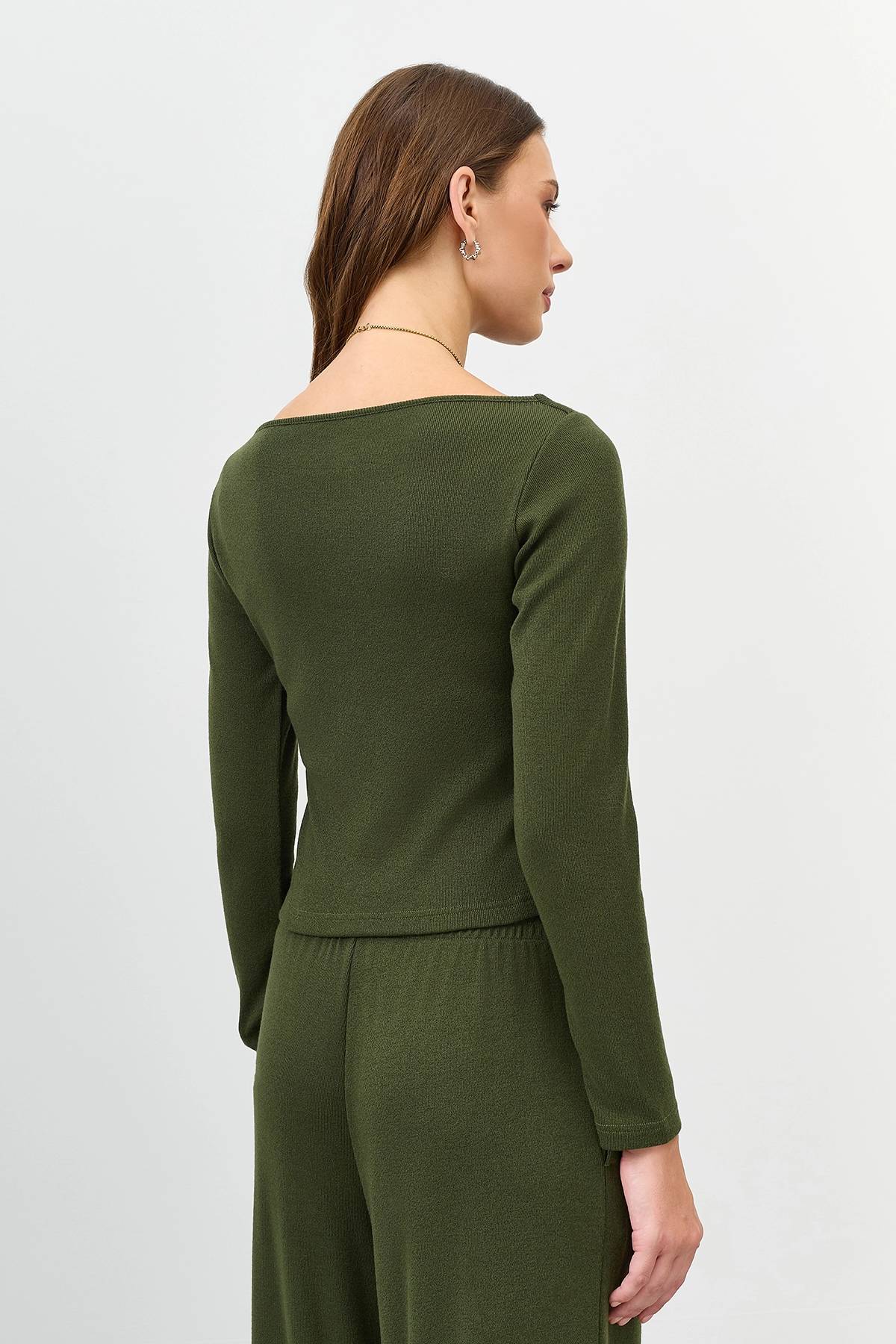 Лимитированная серия джемпер хаки с палантином, 48