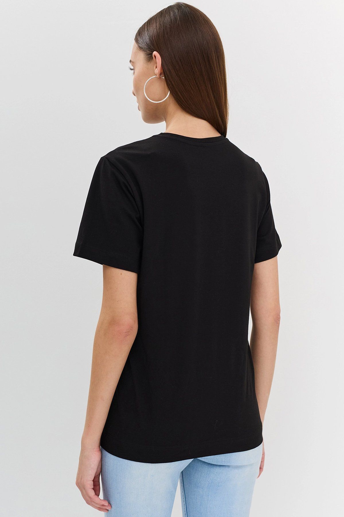 Базовая футболка из хлопкового трикотажа в чёрном цвете, 46р