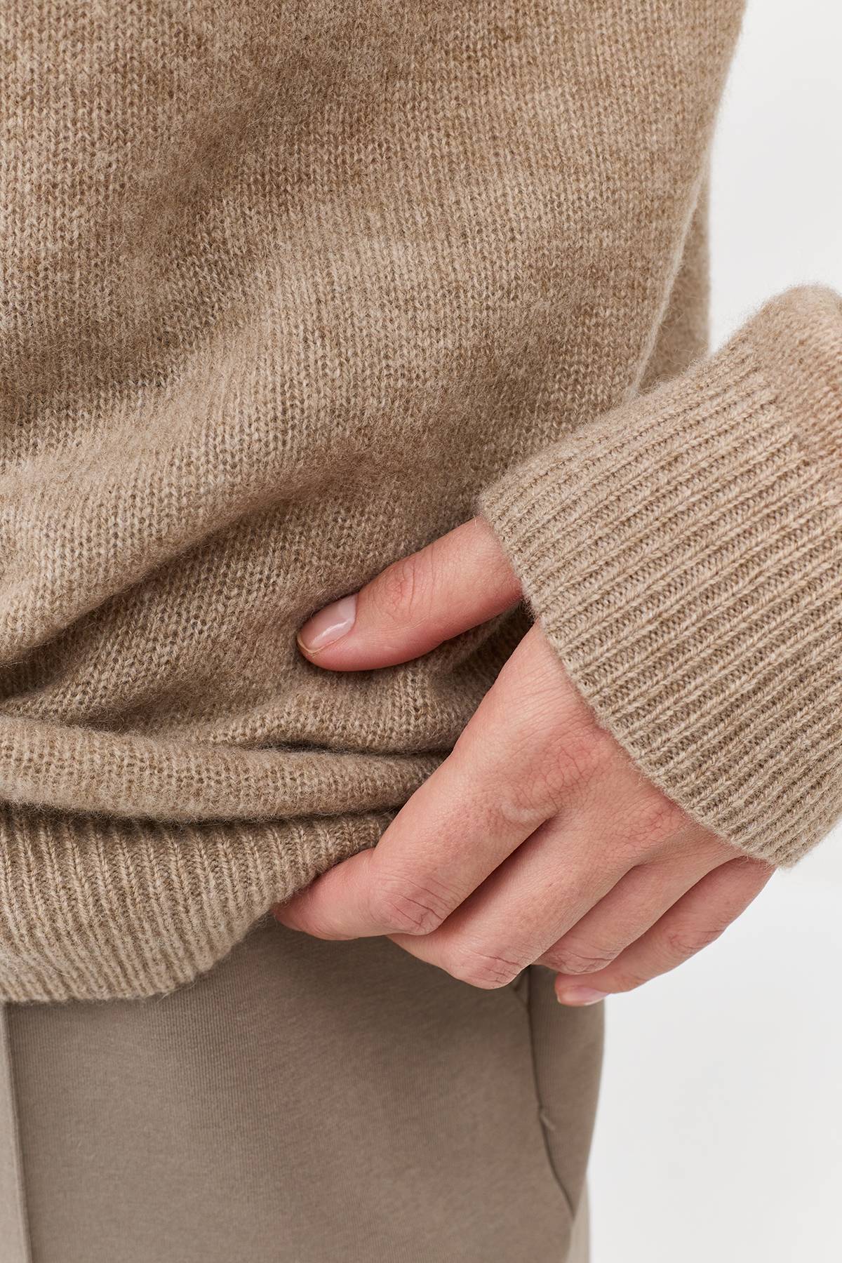 Лимитированная серия джемпер с V-образным вырезом из 100% кашемира и ремень, 42