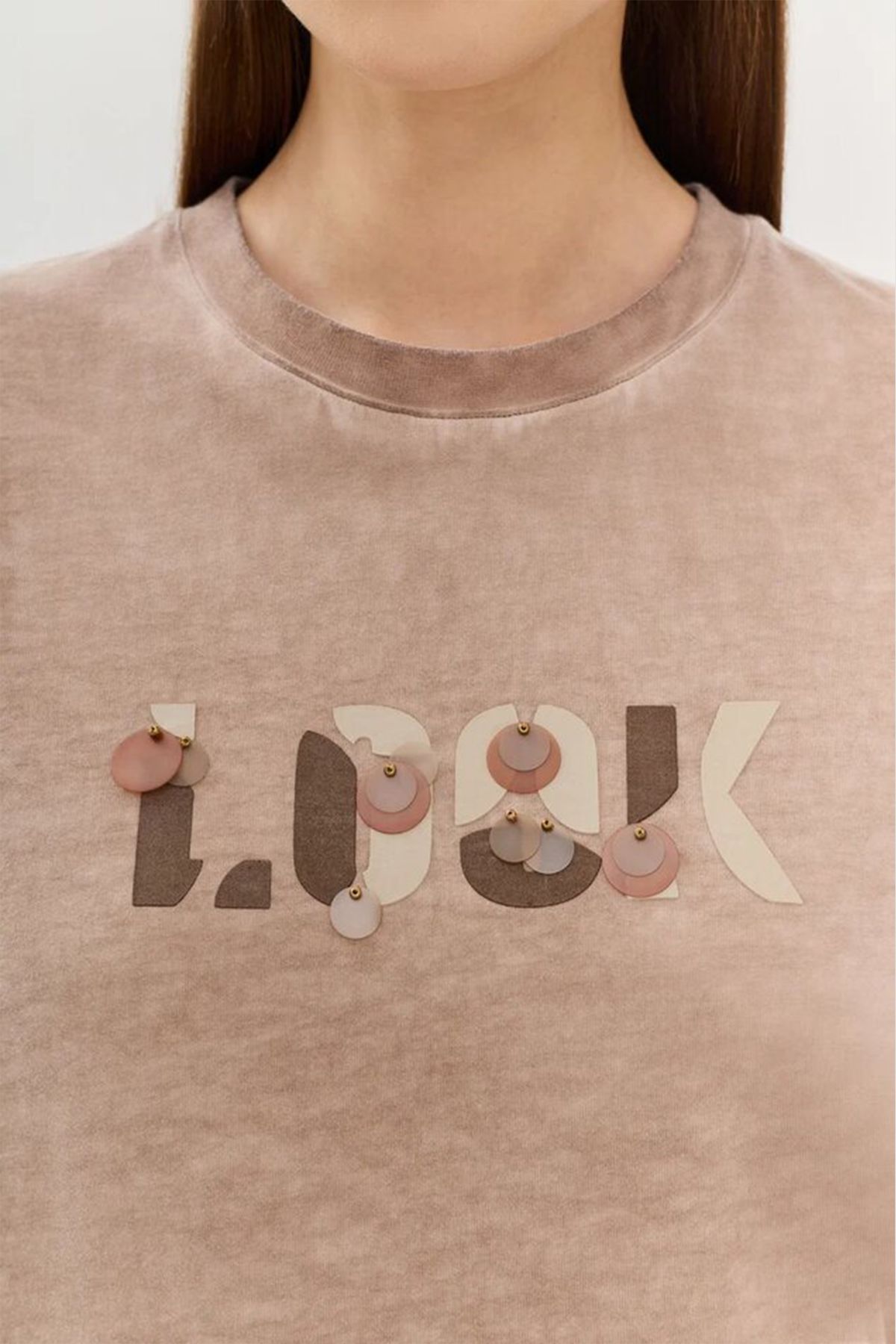 Футболка с потёртостями и надписью, украшенной пайетками, 46р