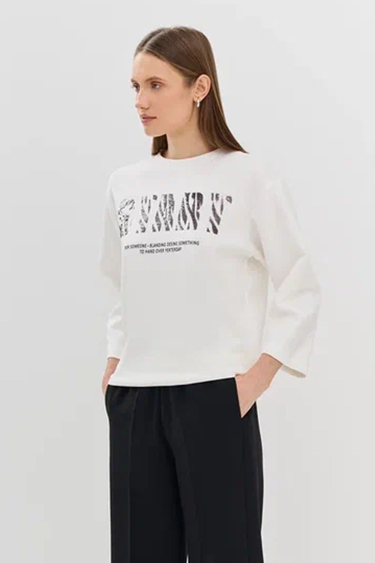 Oversize джемпер с шрифтовой вышивкой в анималистичном стиле, 50р