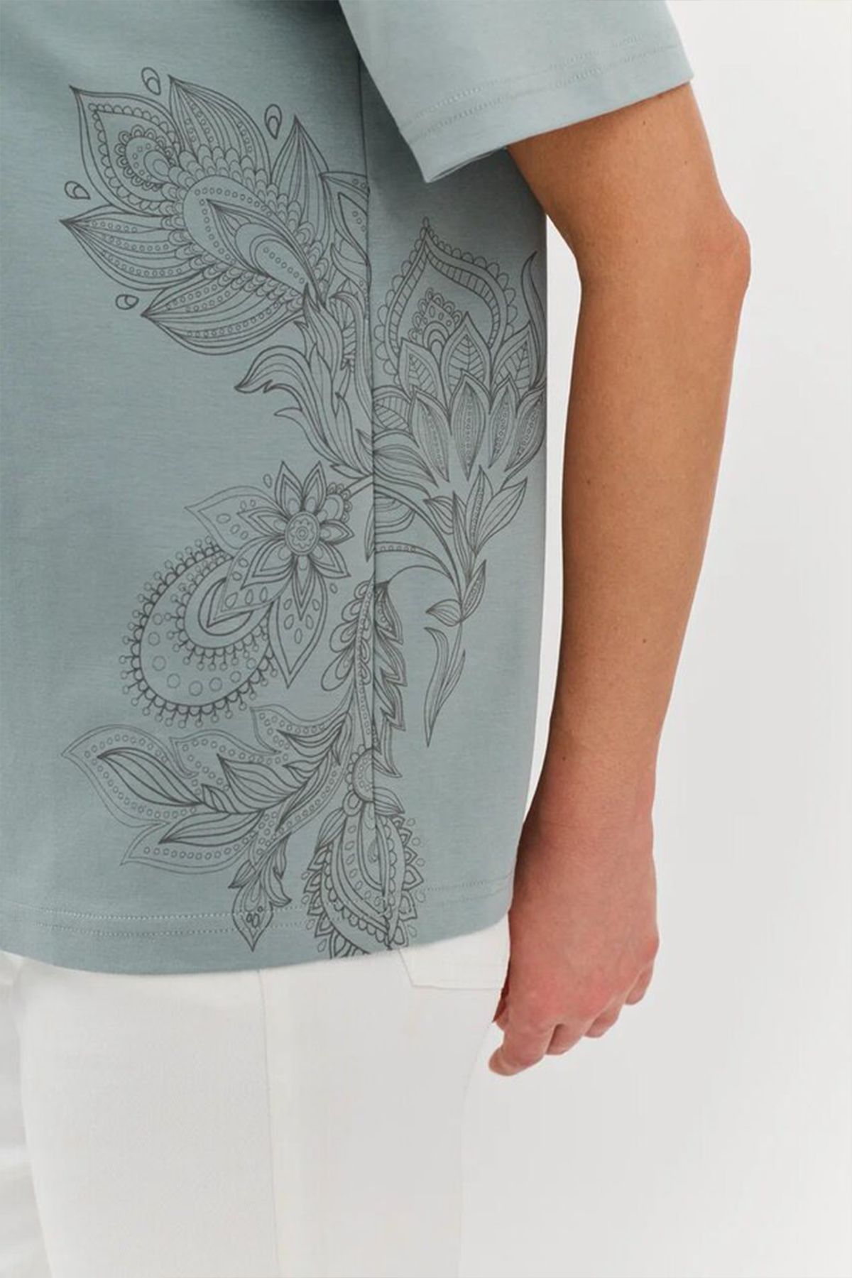 Футболка в цвете ментол с флоральным принтом, 50р