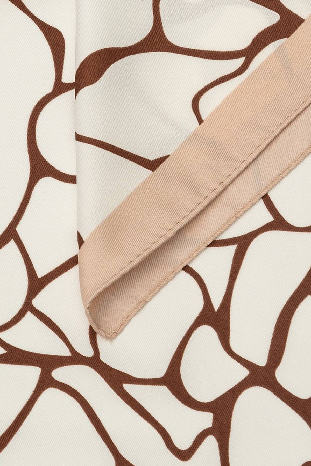 Платок с белым абстрактным принтом, 90х90