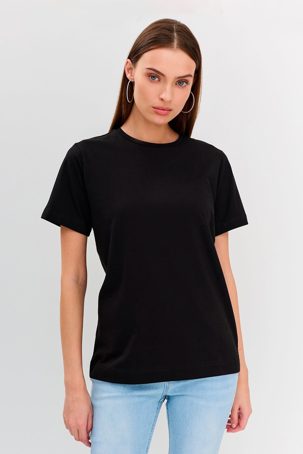 Базовая футболка из хлопкового трикотажа в чёрном цвете, 48р