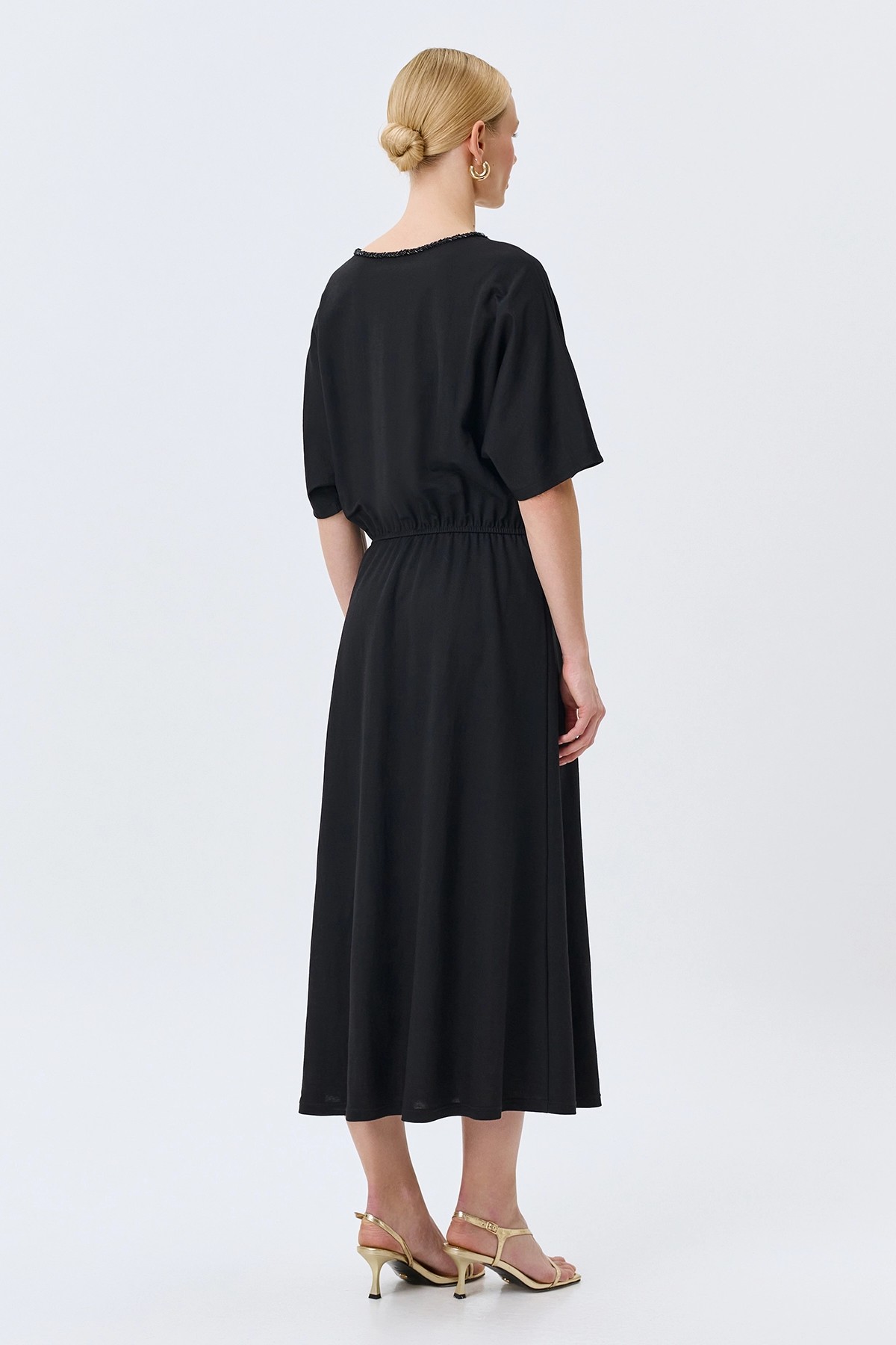 Свободное платье с деликатным декором, 50