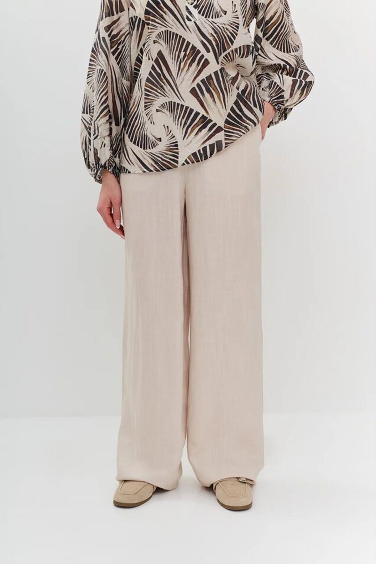 Брюки молочного цвета с резинкой на талии, 44р