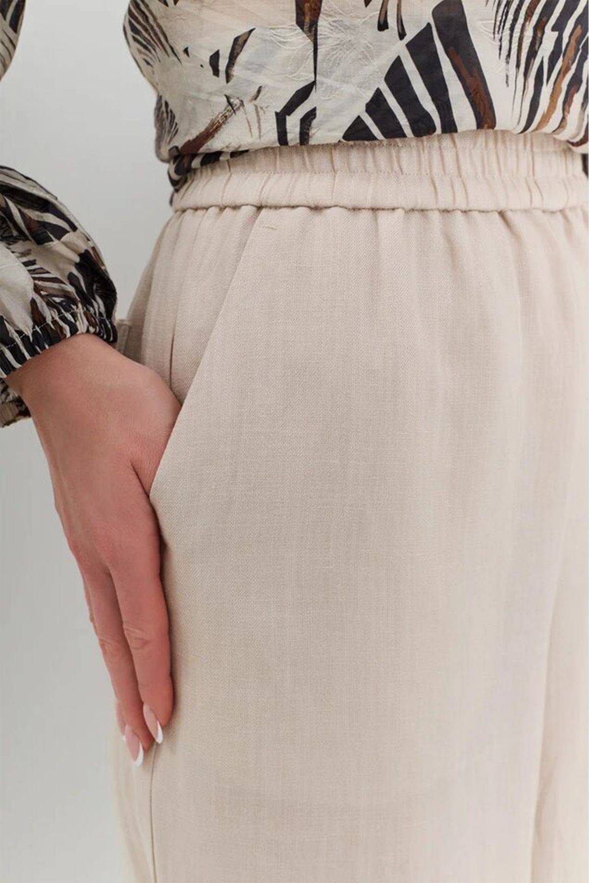 Брюки молочного цвета с резинкой на талии, 44р