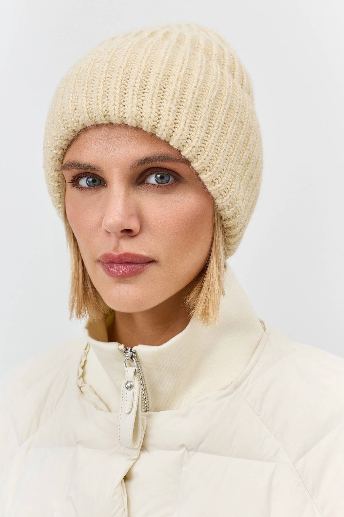 Светлая шапка в рубчик с деликатным люрексом, One