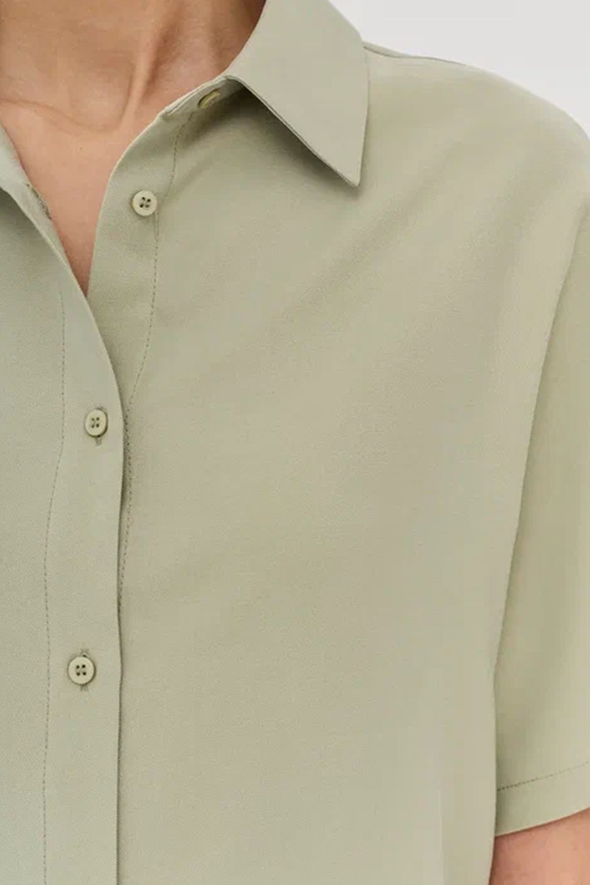 Блузка светло-оливкового цвета с коротким рукавом, 42р