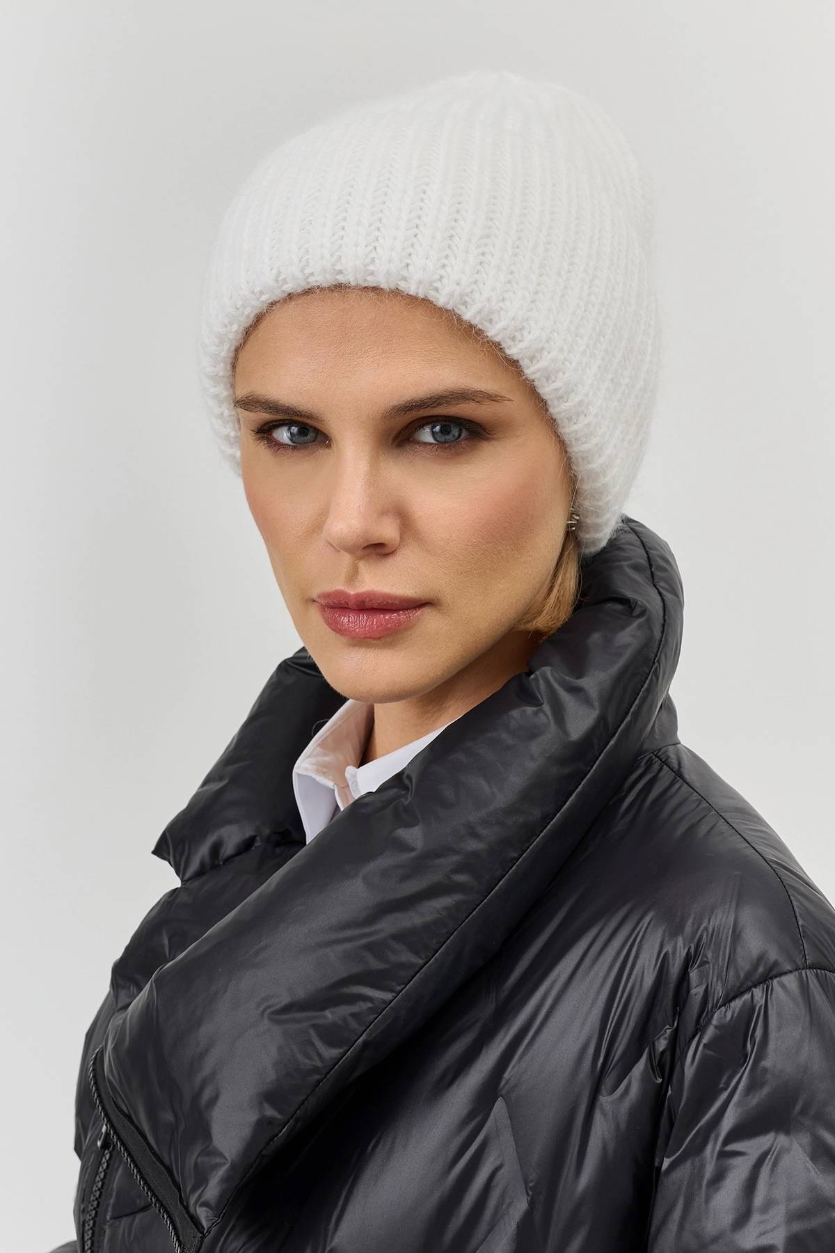 Белая базовая шапка бини в рубчик, One