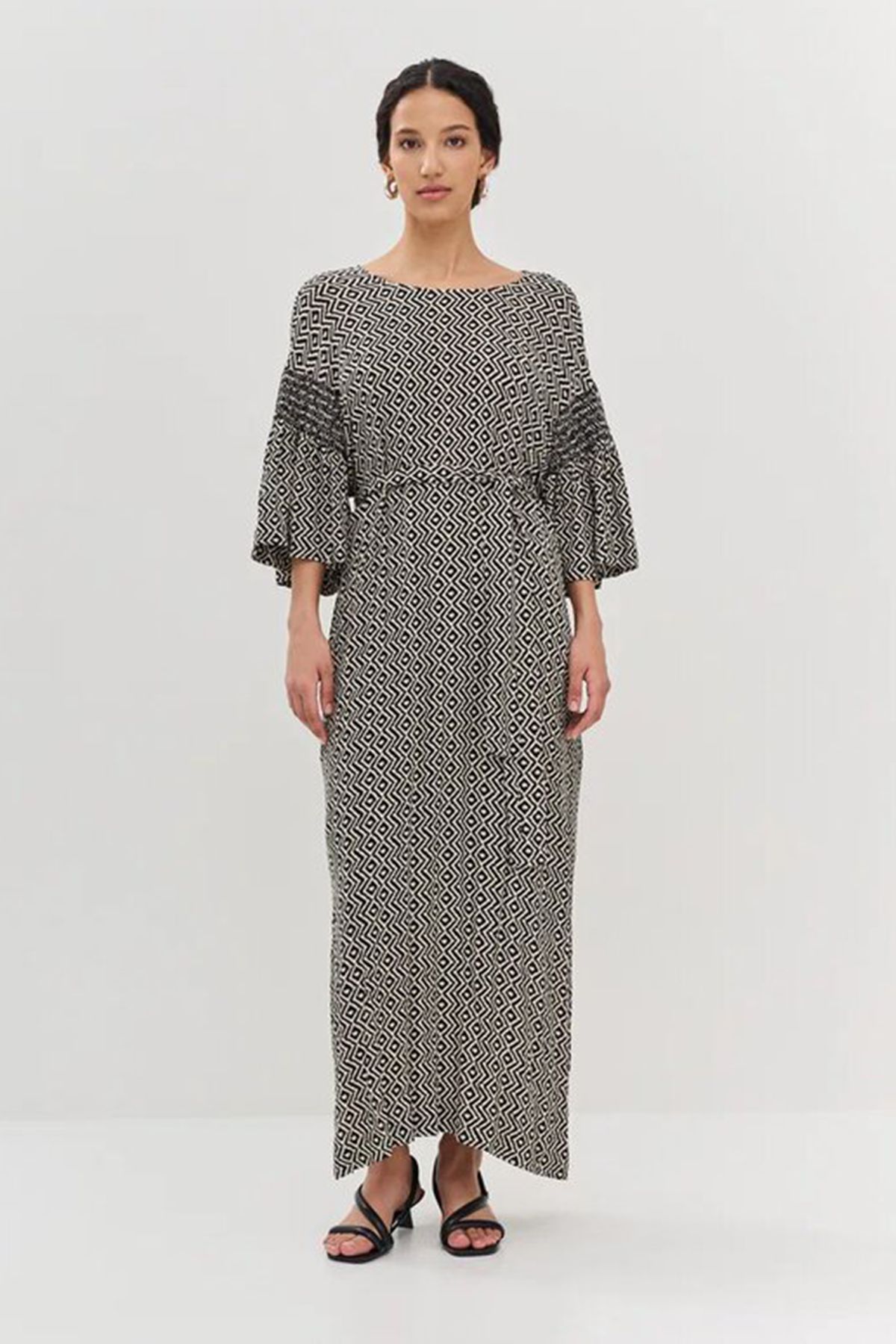 Стильное длинное платье с поясом и свободными рукавами