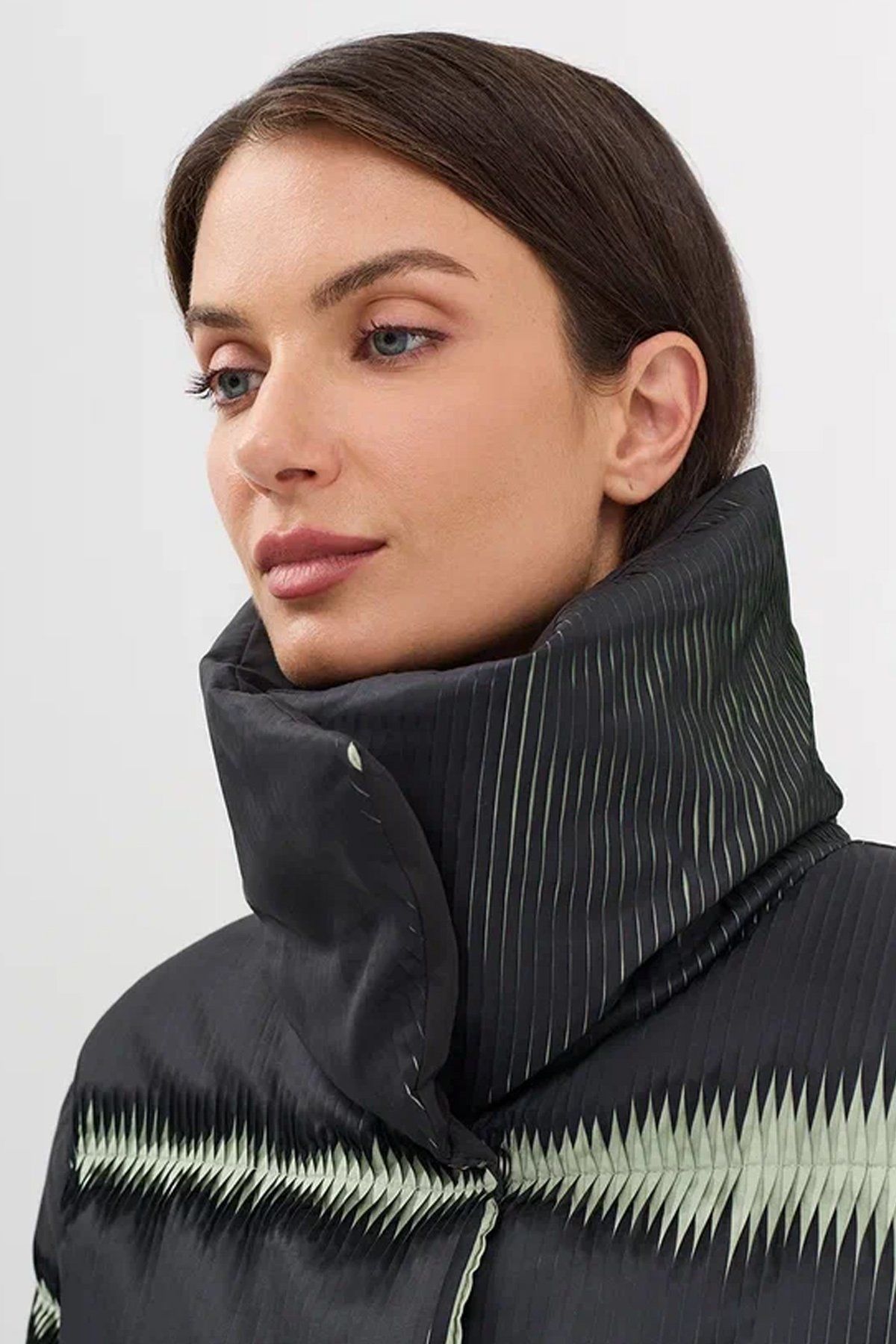 Двухцветная куртка из гофрированной фактурной ткани, 40р