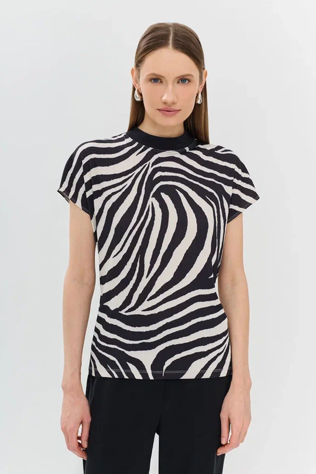 Трикотажная футболка с анималистичным принтом, 44р