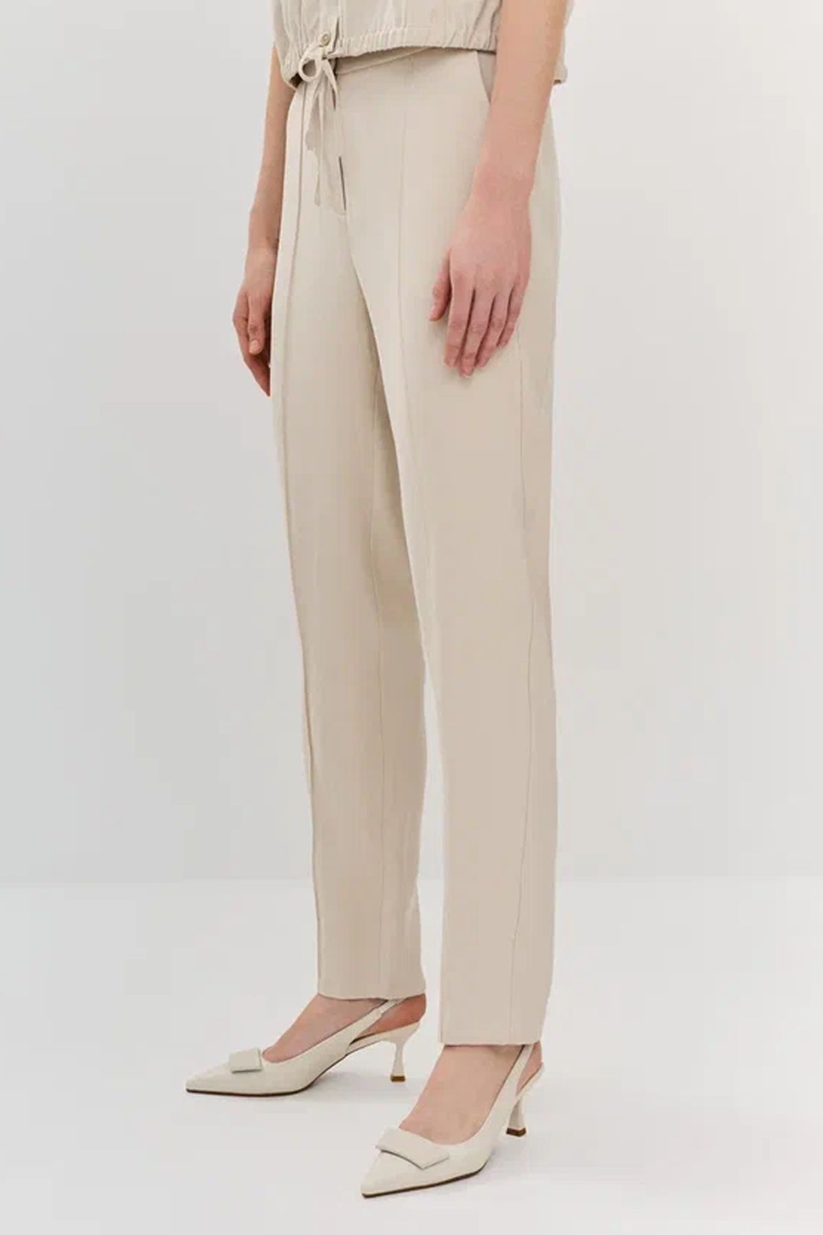 Брюки светло-бежевого цвета с зауженными штанинами, 40р