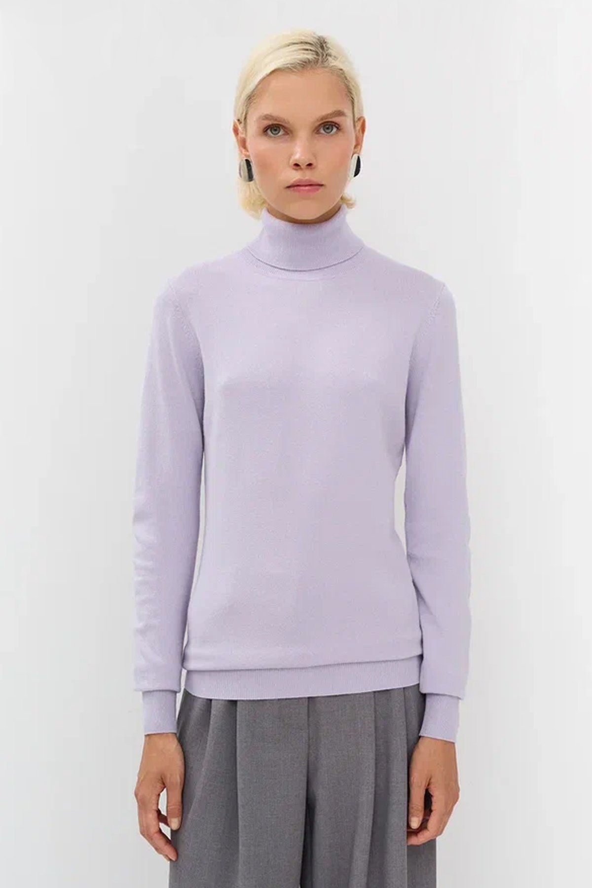 Базовый джемпер-водолазка полуприлегающего кроя, 44р